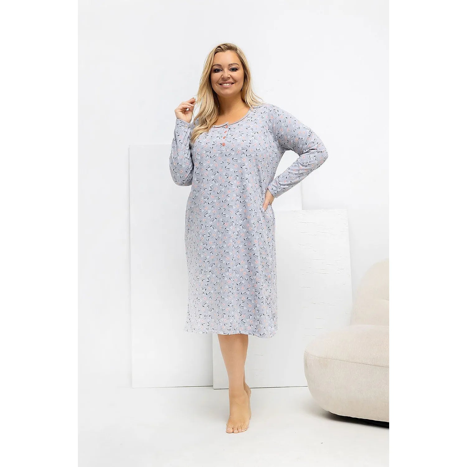 Chemise de nuit grande taille en coton à fleurs, manches longues, coupe féminine, confort et élégance.