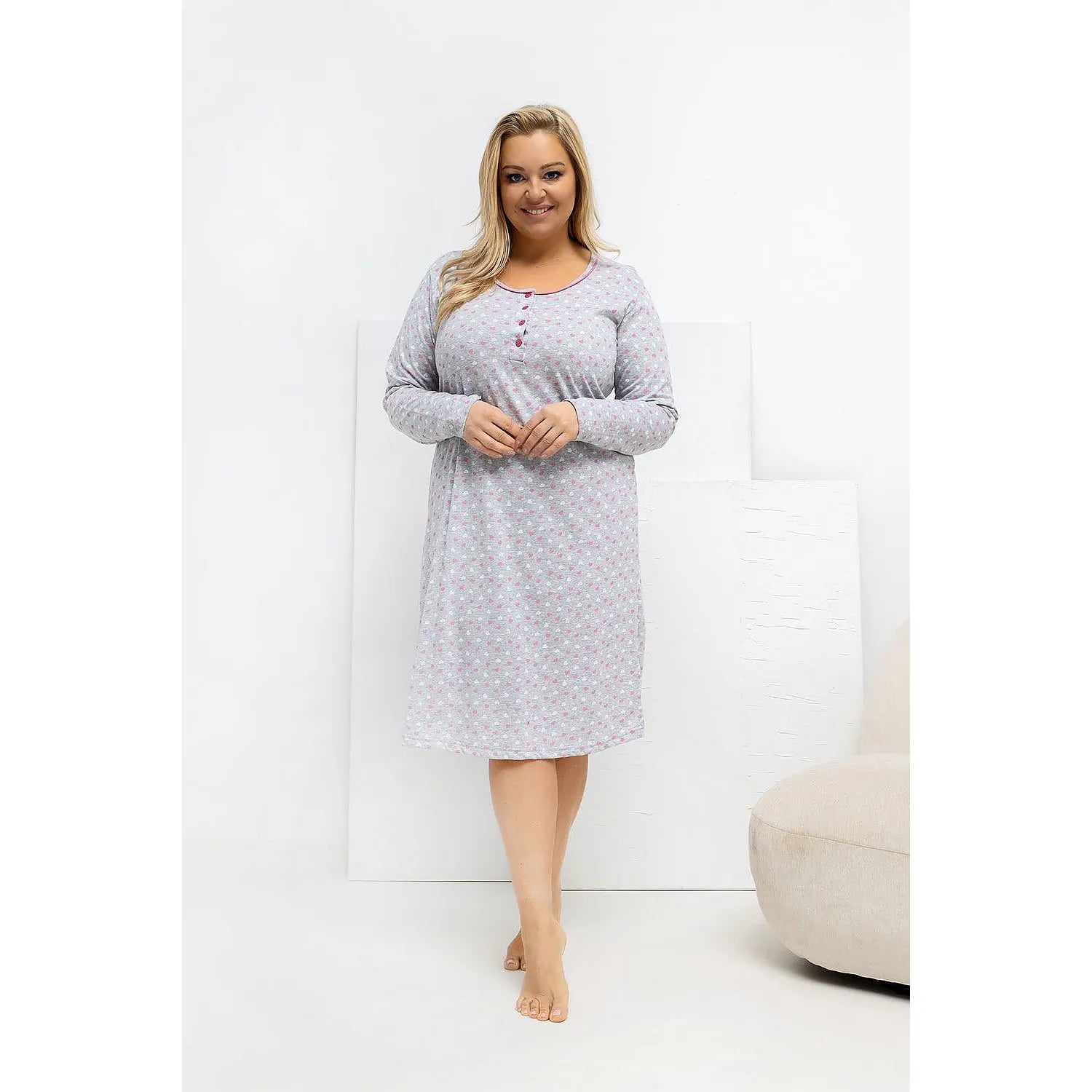 Chemise de nuit grande taille coton gris à cœurs, manches longues, élégante et confortable pour nuits paisibles.