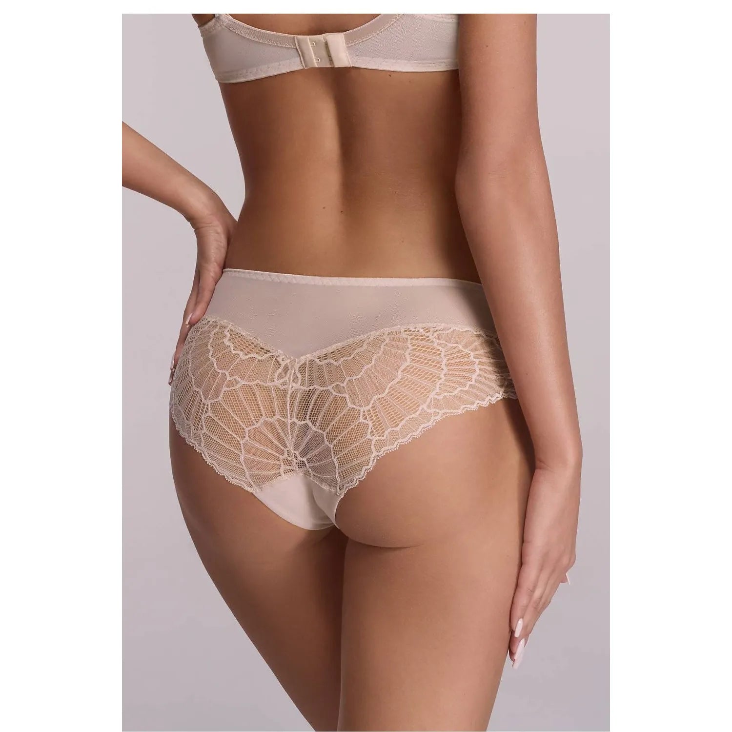 Culotte femme beige dentelle élégante, dos transparent, confort, mettant en valeur la silhouette, lingerie cadeau.