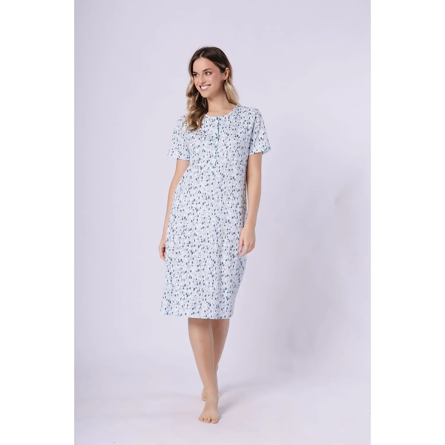 Chemise de nuit en coton imprimé floral, manches courtes, col rond, boutons-pression, coupe ample, confort et style.