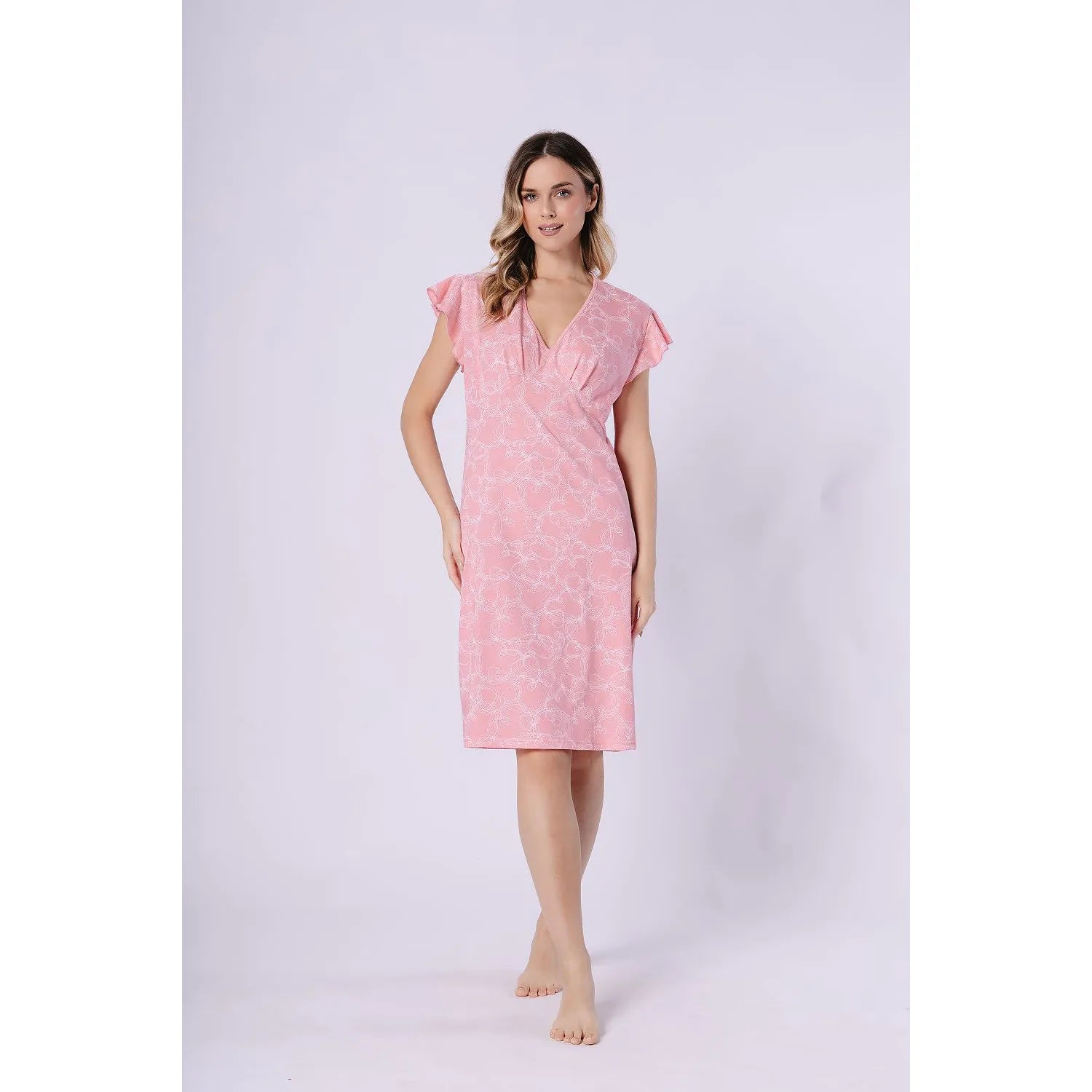 Chemise de nuit rose imprimée, manches courtes, décolleté en V, élégante et confortable pour femme, modèle 223692 M-Max.