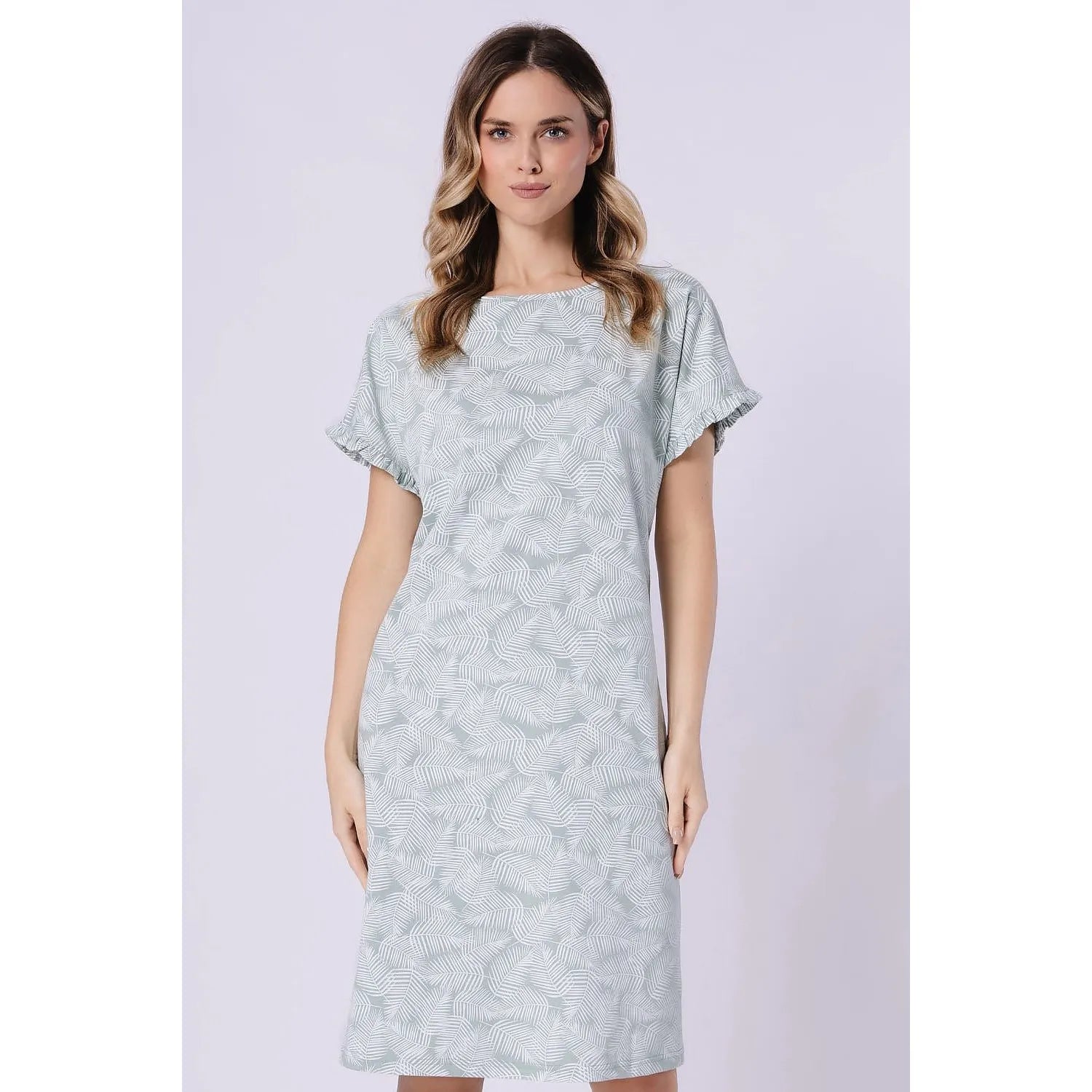 Chemise de nuit imprimée feuilles, manches courtes à volants, coton doux, coupe ample, élégance et confort féminin.