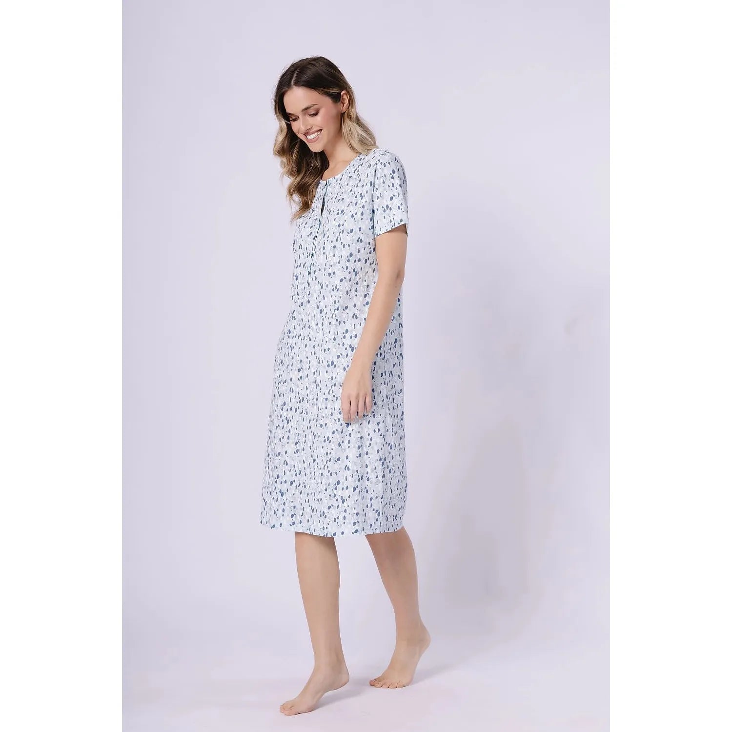 Chemise de nuit coton imprimé bleu, manches courtes, col rond, boutons-pression, coupe ample pour confort et élégance.