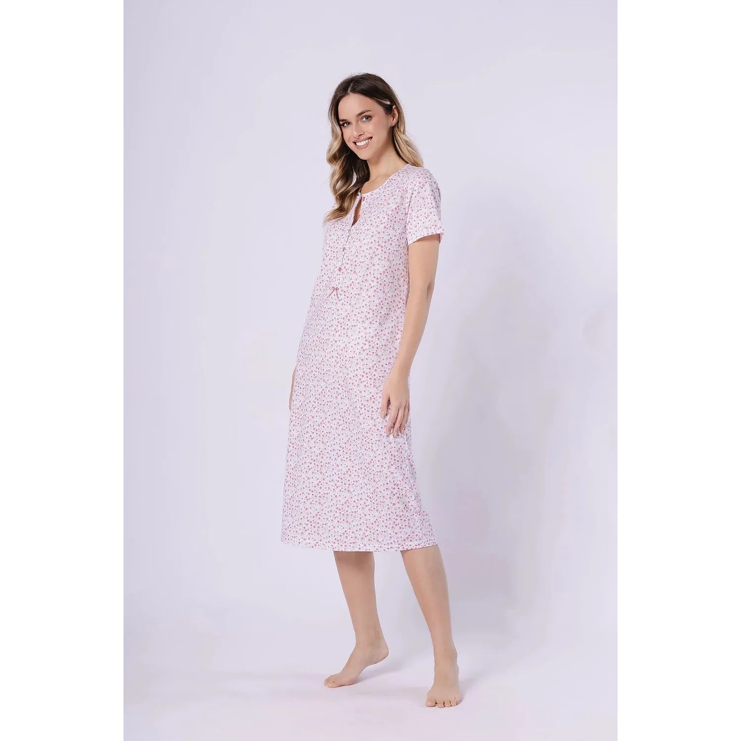 Chemise de nuit coton imprimé, col rond, manches courtes, coupe ample, idéale pour confort et style par temps chaud.