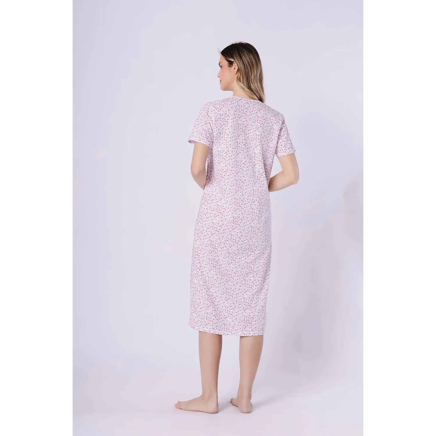 Chemise de nuit coton imprimé floral, col rond, manches courtes, coupe ample, idéale pour confort et style nocturne.