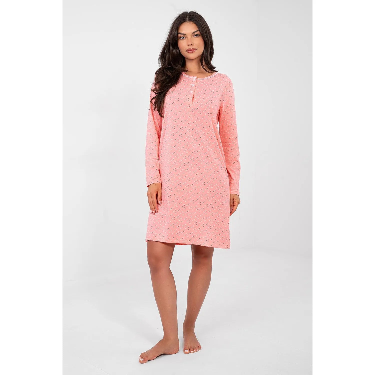 Chemise de nuit rose manches longues en coton imprimé, coupe droite, col rond, élégante et confortable pour la nuit.