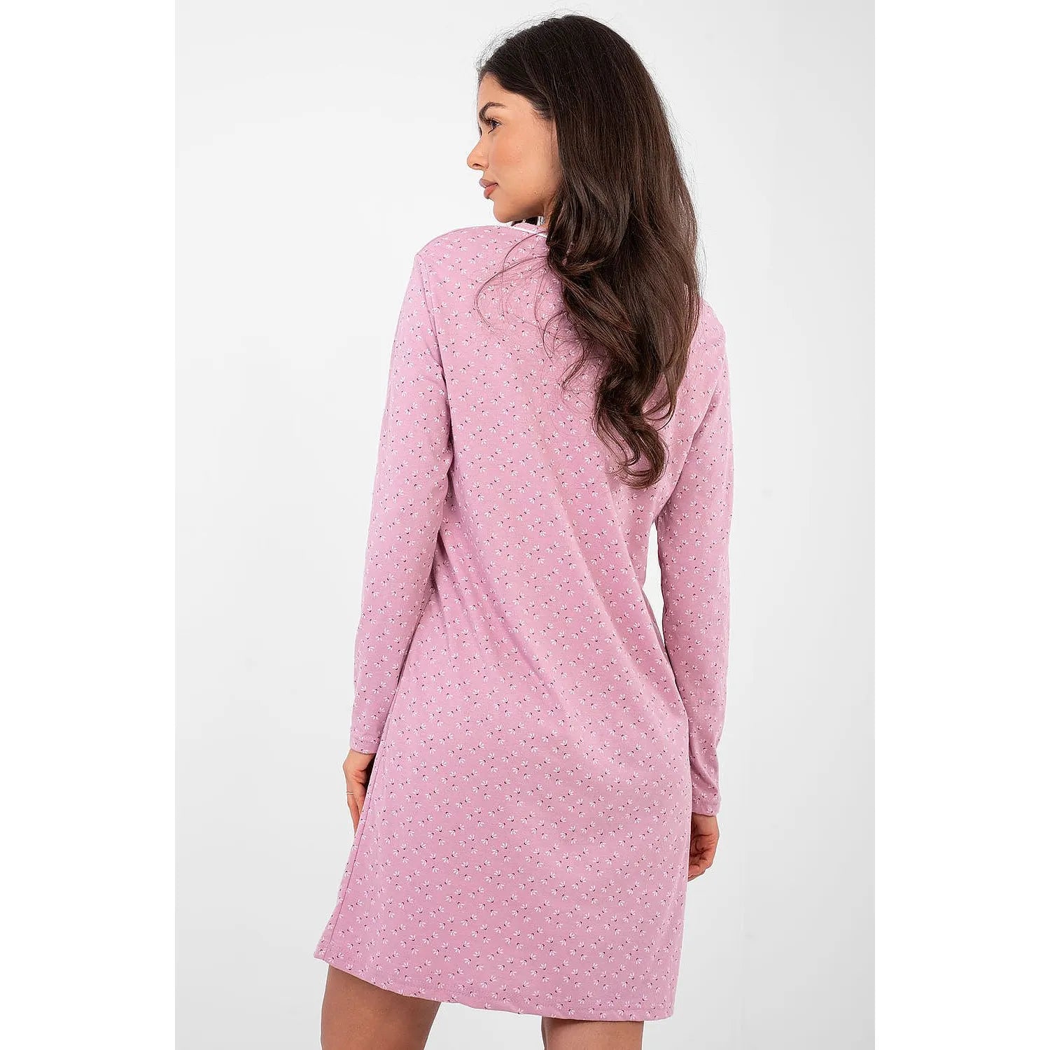Chemise de nuit rose manches longues en coton doux avec imprimé subtil, vue de dos, confort et élégance pour la nuit.