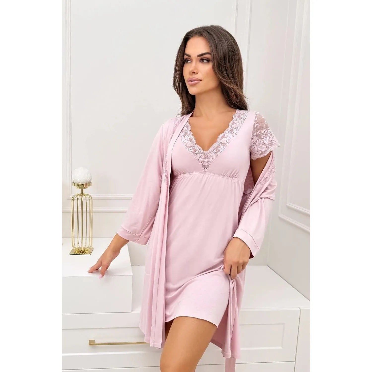 Chemise de nuit rose élégante en dentelle, sans armatures, manches courtes, confort respirant, style raffiné.