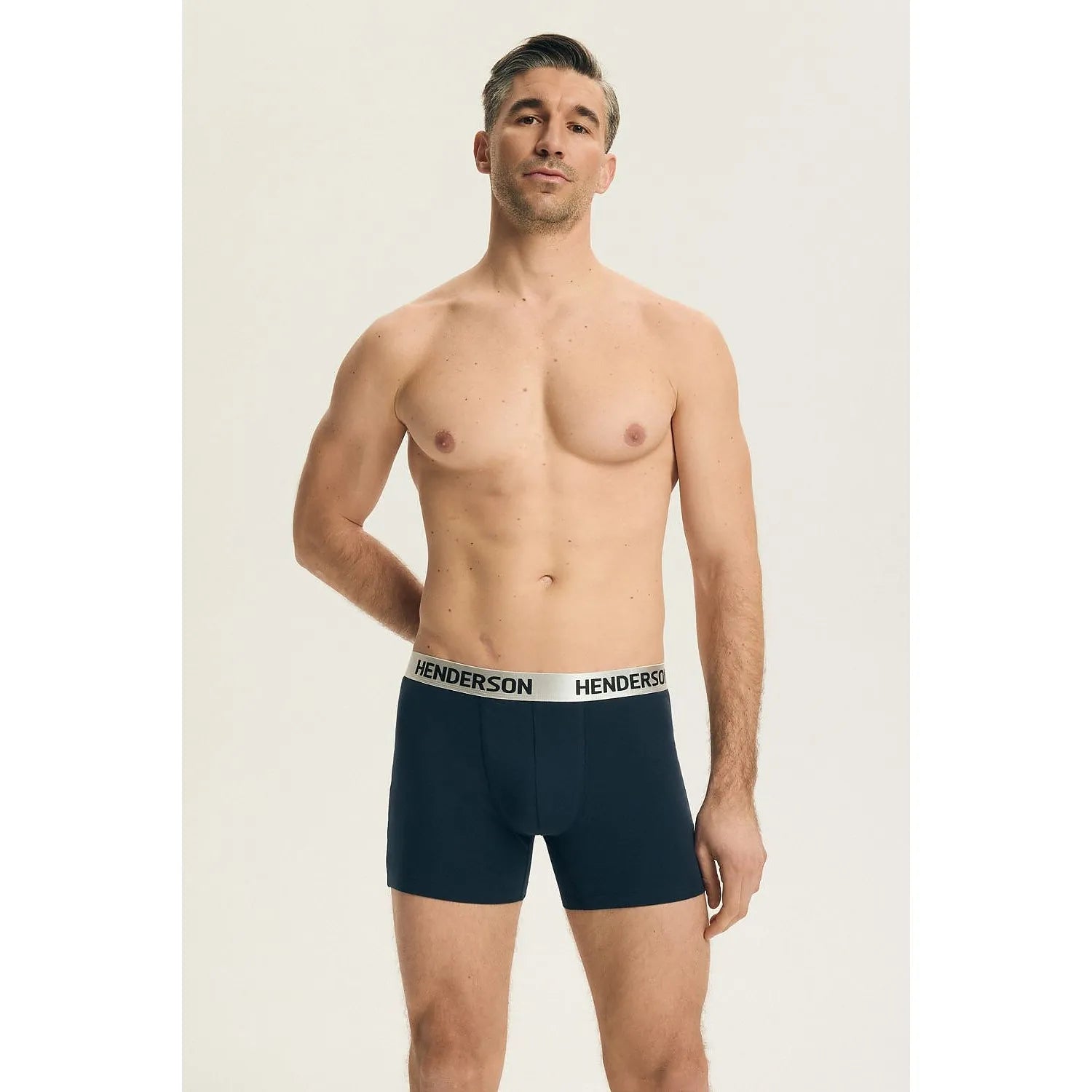 Boxers homme bleu marine, style moderne, jambes longues, confort optimal, tissu doux et respirant, ajustement parfait.