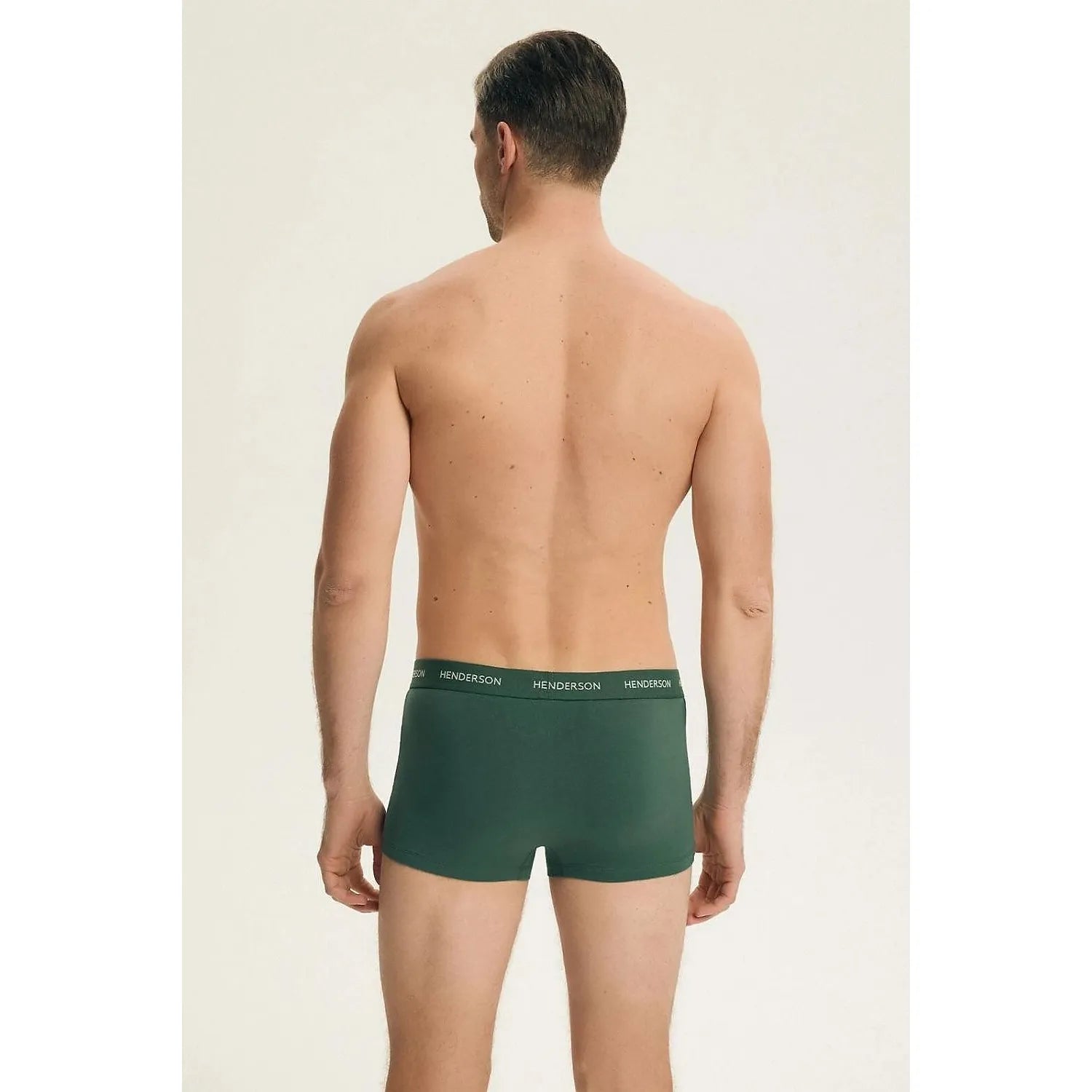 Homme portant boxer vert Henderson 224349, coupe moderne, ceinture élastique, confort coton élasthanne.