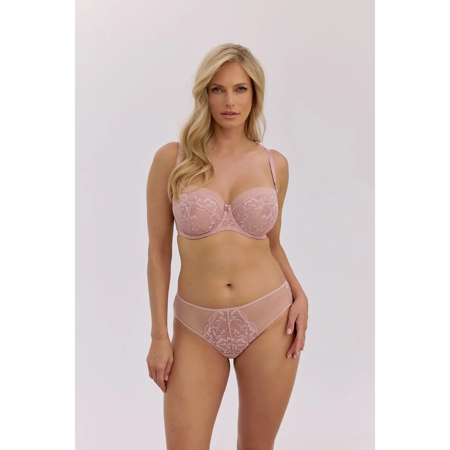 Culotte brésilienne dentelle rose transparente, coupe élégante, confort optimal, met en valeur les courbes féminines.
