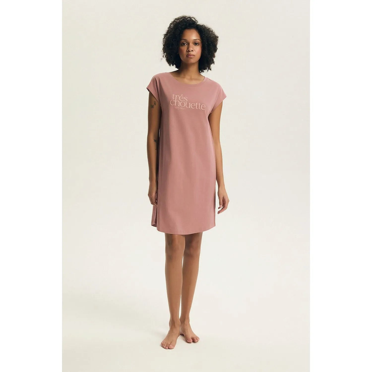 Chemise de nuit coton élégante manches courtes col rond femmes style moderne