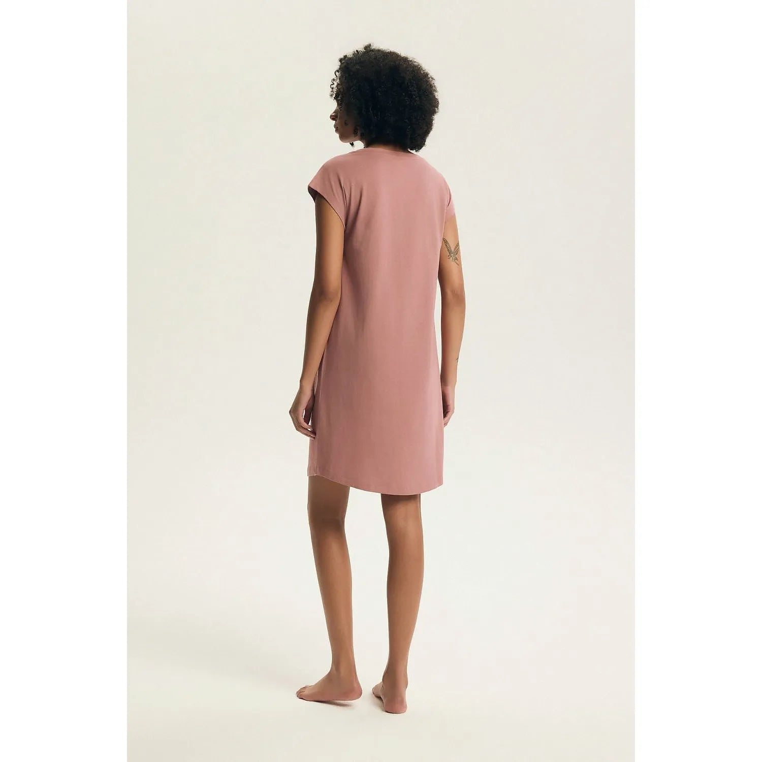 Chemise de nuit rose en coton, manches courtes, col rond, coupe ample, style moderne pour femmes.