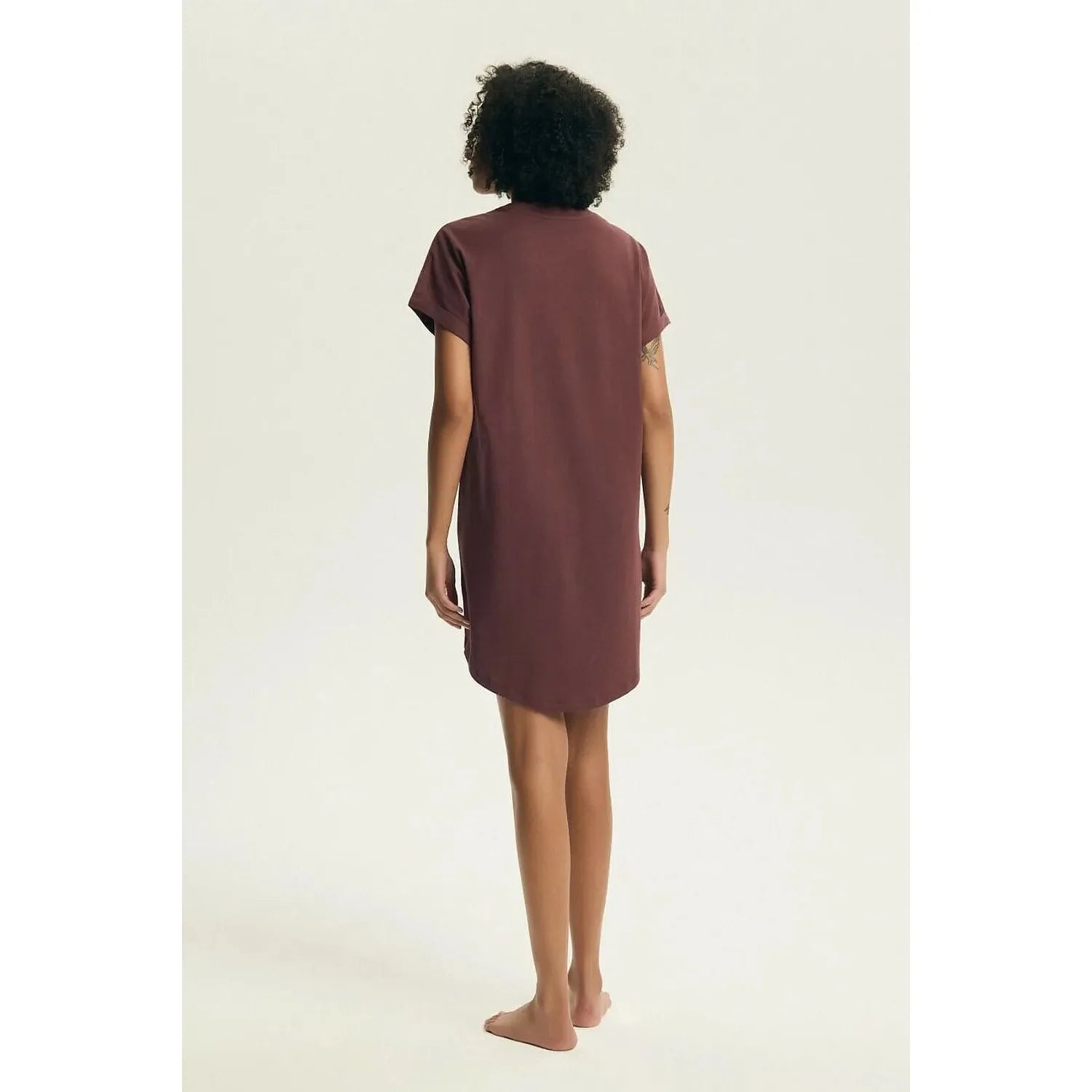 Chemise de nuit en coton marron, manches courtes, coupe ample, imprimé mode, vue de dos, confort féminin Henderson.