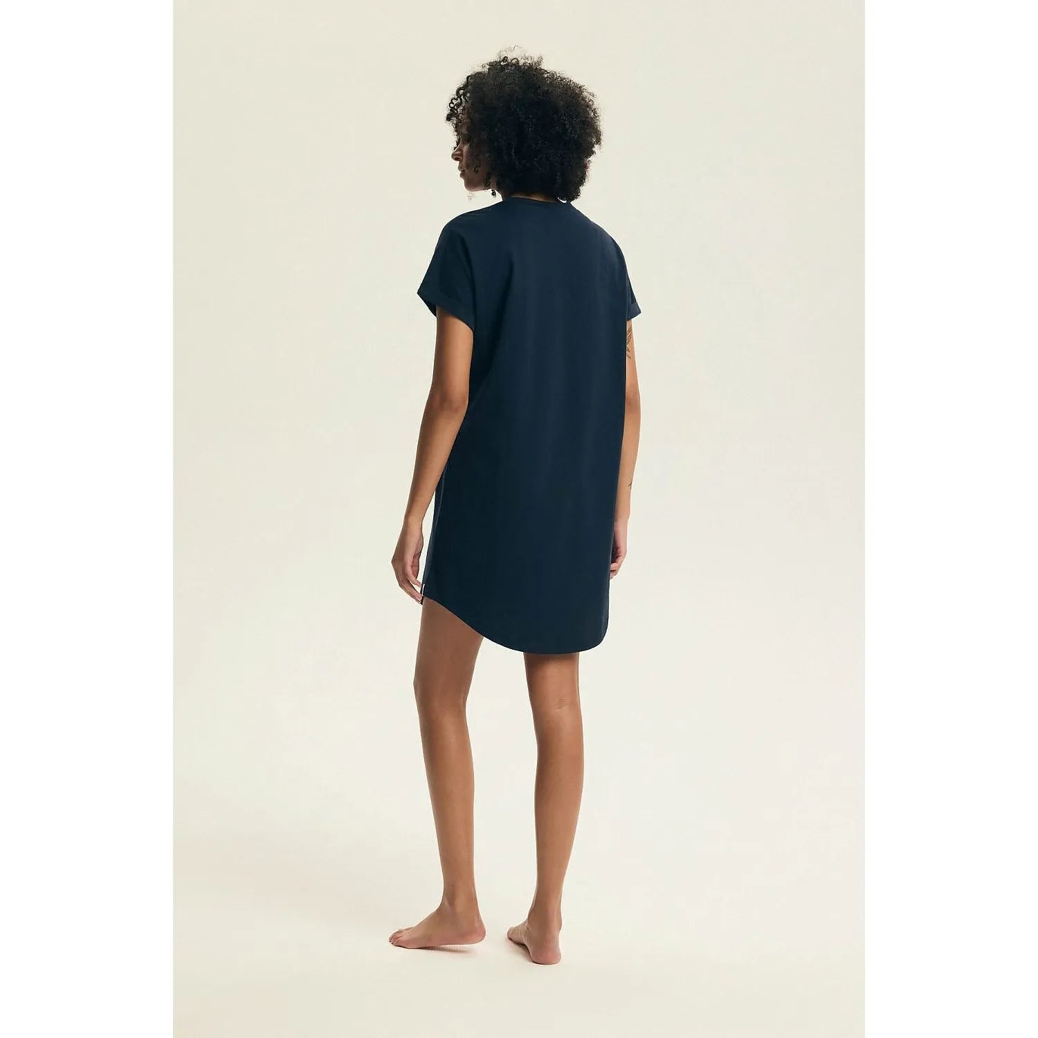 Chemise de nuit femme bleu marine, manches courtes, coton respirant, modèle Henderson 225448, élégante et confortable.