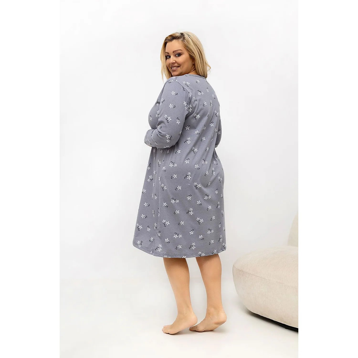 Chemise nuit grande taille coton gris motif floral, modèle Forever Pink 226134, élégance et confort pour un sommeil paisible.