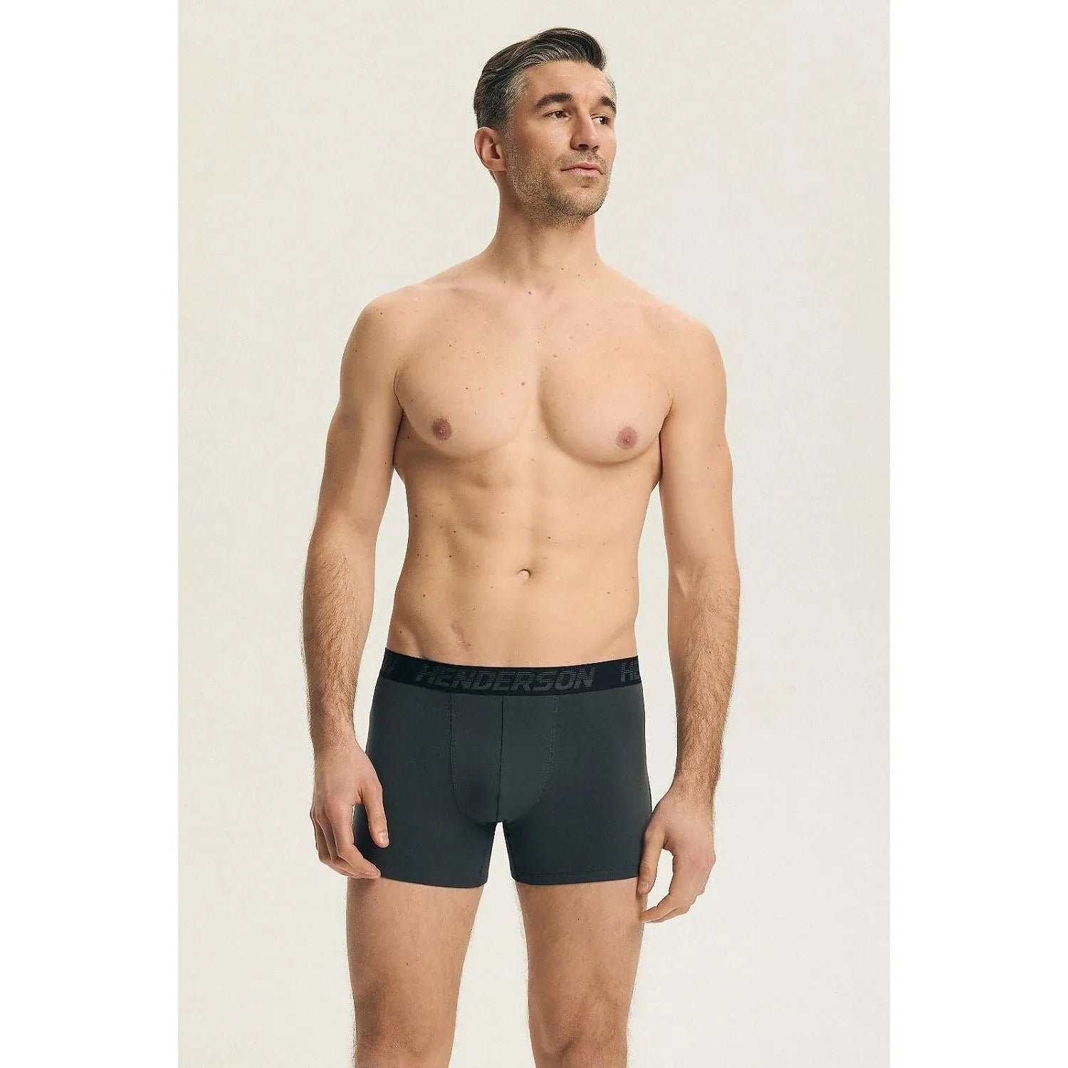 Boxers noirs pour hommes en coton respirant, modèle Henderson 226601, portés par un mannequin, pack de 3.