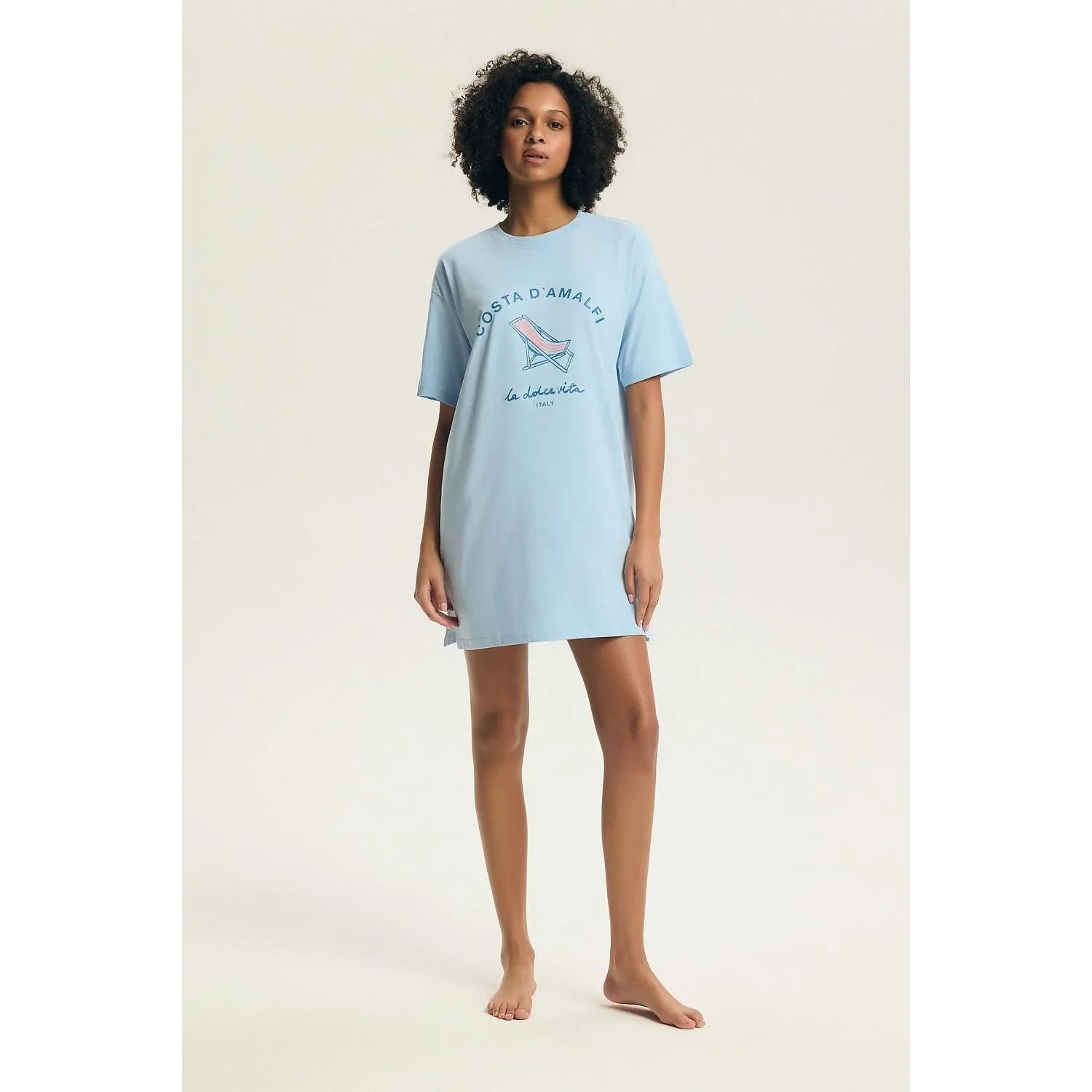 Chemise de nuit femme bleue en coton, manches courtes, col rond, coupe ample, élégance simple et confort Henderson.