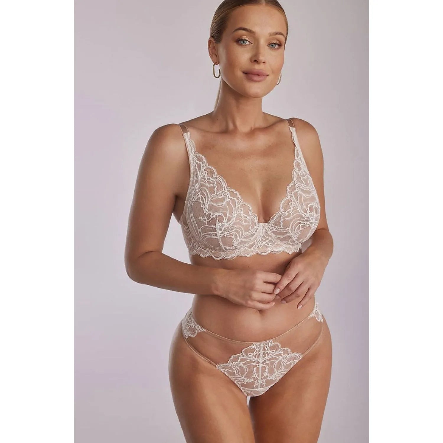 Culotte dentelle beige élégante Sand P-1226/3 Kinga, filet invisible, coupe enveloppante, confort et style raffiné.