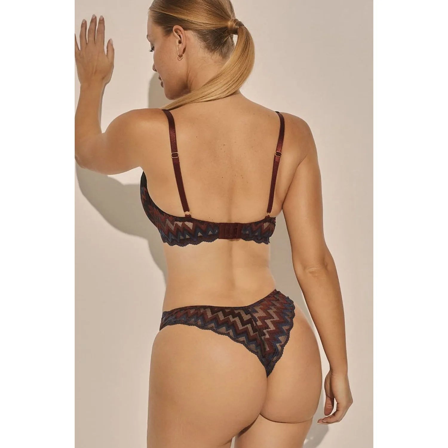 Culottes brésiliennes dentelle bordeaux grenat, confort ajustement parfait, silhouette sculptée, élégance raffinée.