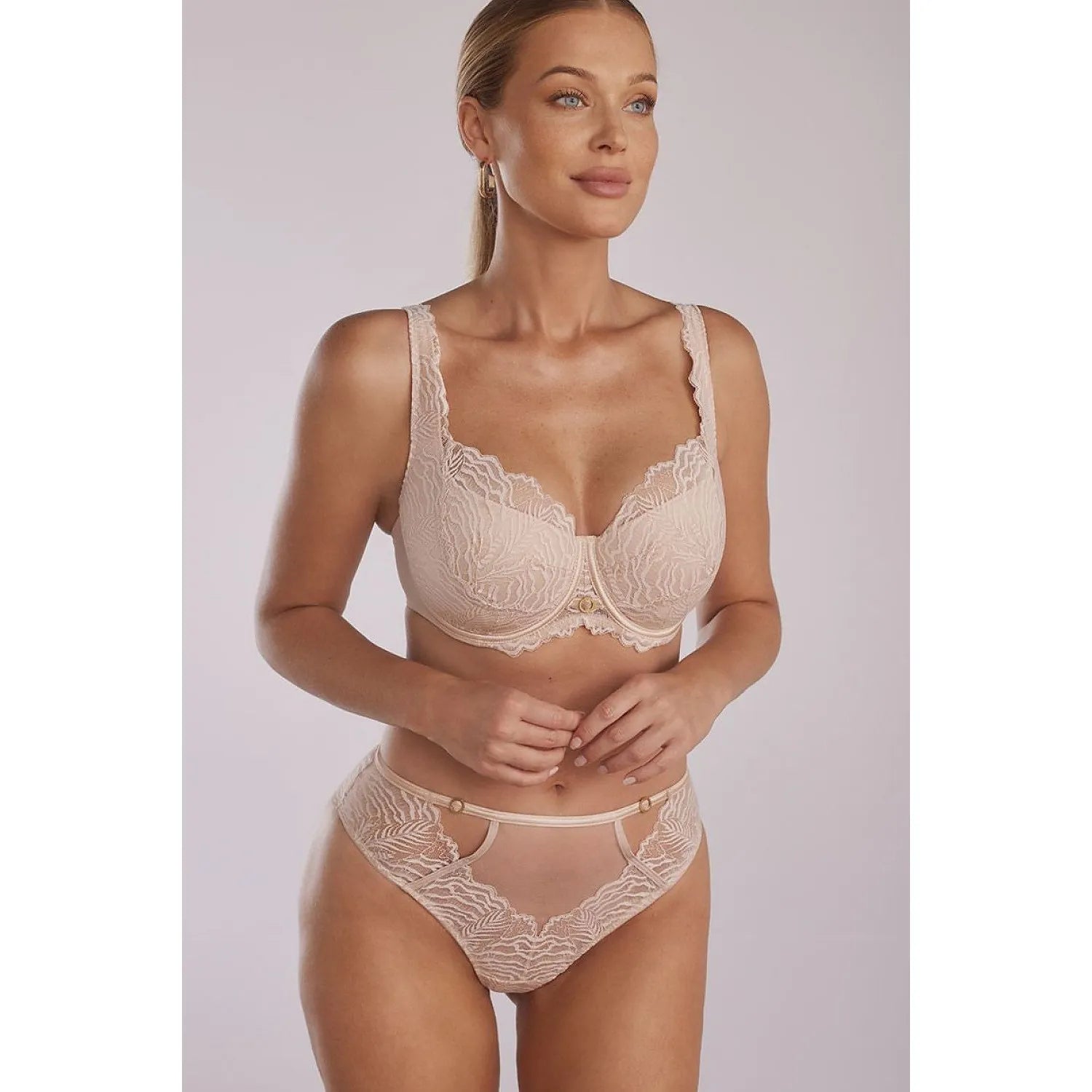 Culotte dentelle féminine beige Luna P-1101/3, design moderne, filet transparent, confort quotidien élégant.