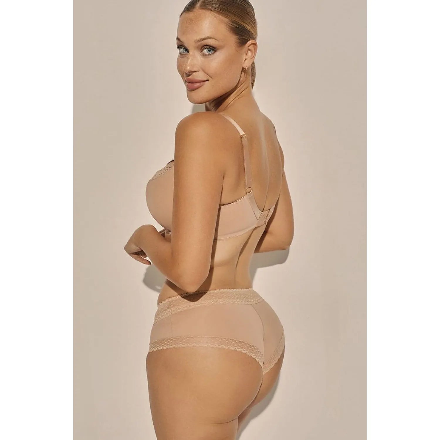 Culottes invisibles microfibre dentelle beige Isla P-923/3 Kinga, confortables et élégantes, portées par une femme.