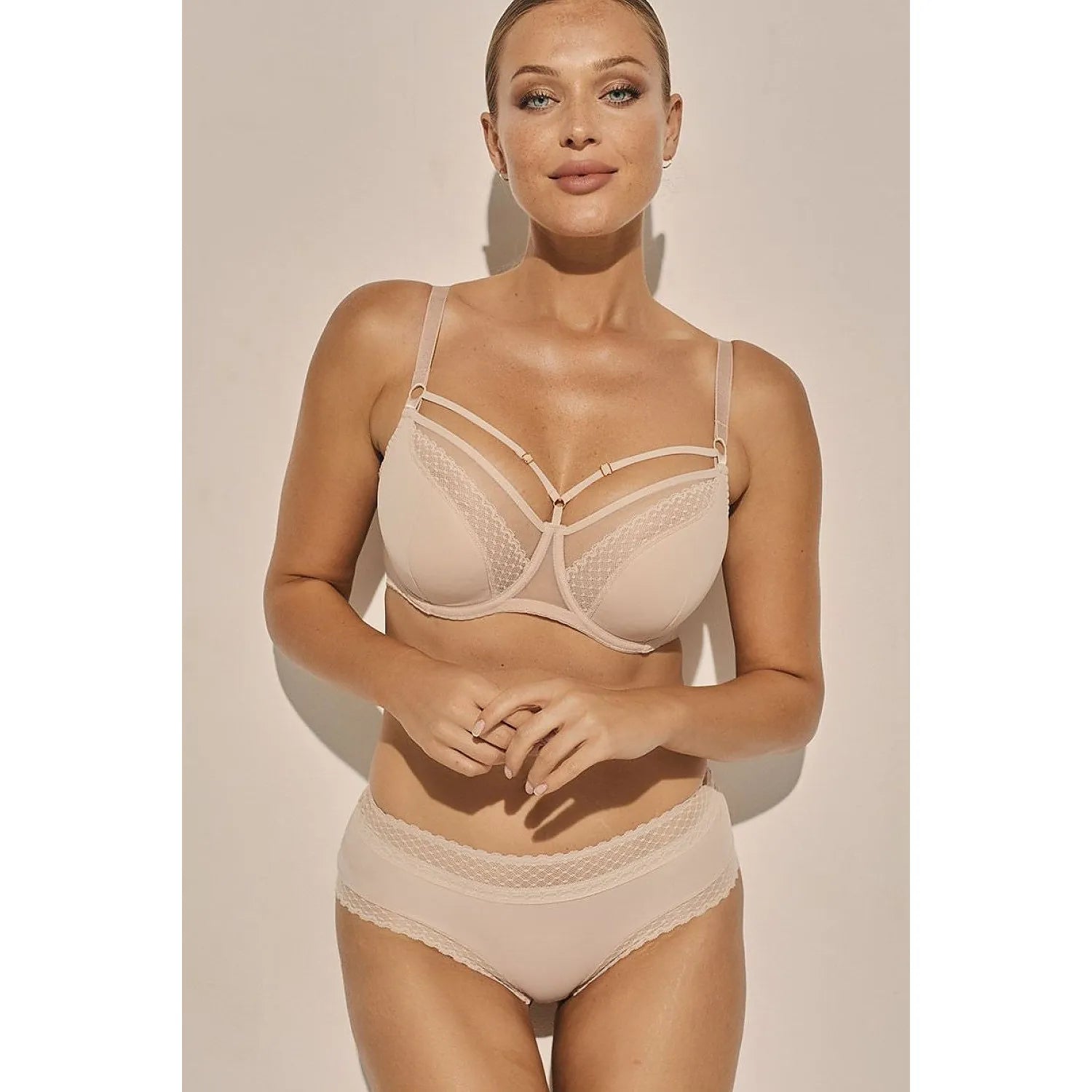 Culottes invisibles dentelle beige Isla P-923/3 Kinga, microfibre douce, élégance et confort sous vêtements féminins.