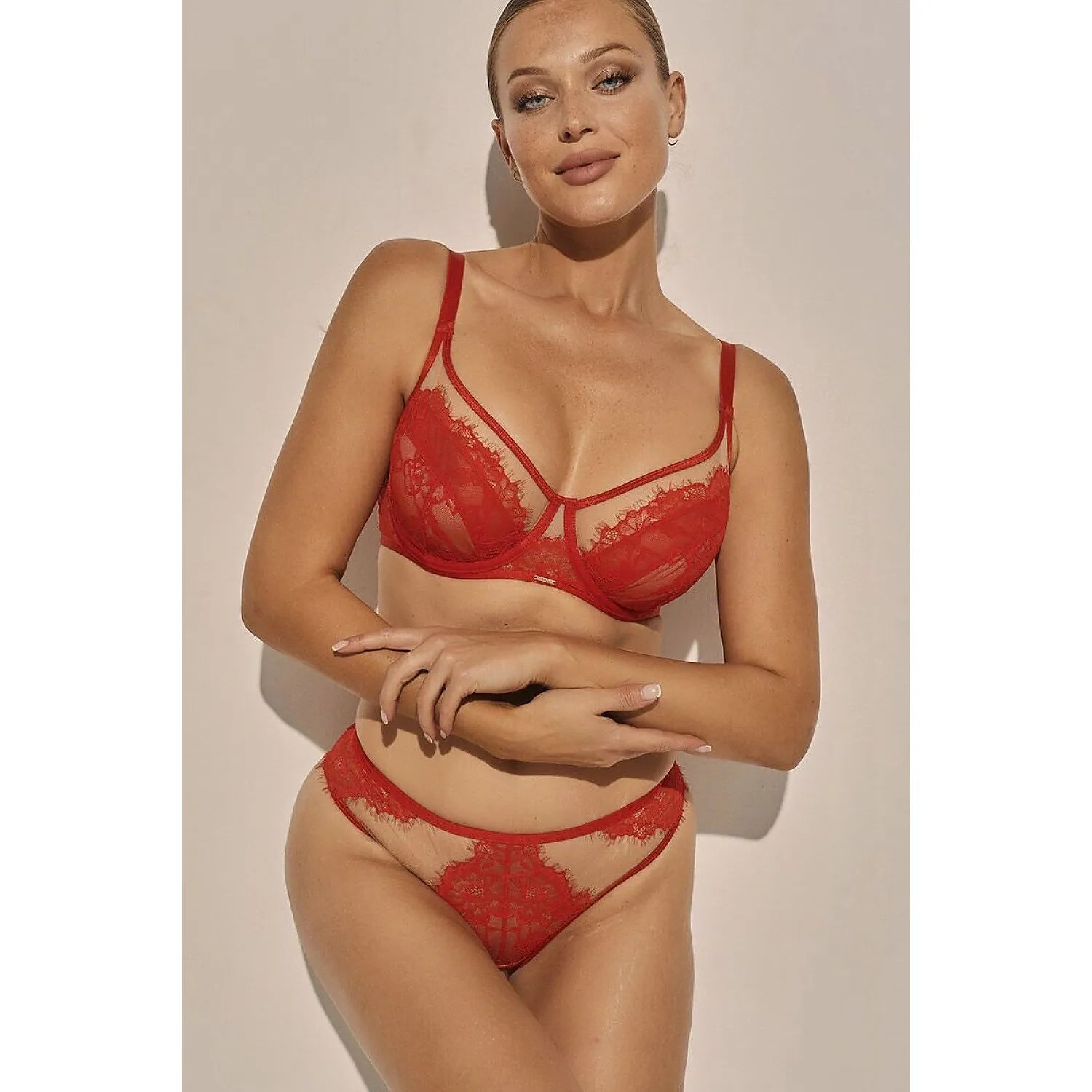 Culottes dentelle rouge moderne filet invisible détails dorés modèle 226952 Kinga