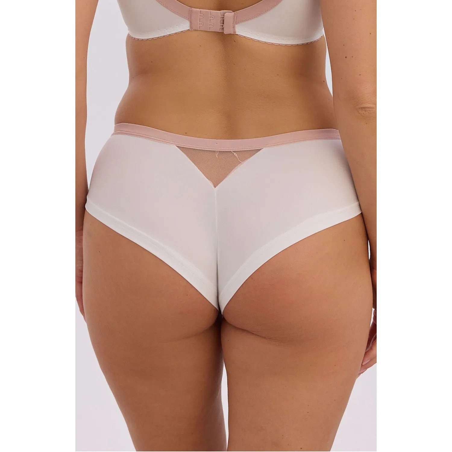 Culotte brésilienne Yesenia 1353B en dentelle florale blanche, coupe flatteuse, élégante et confortable pour usage quotidien.
