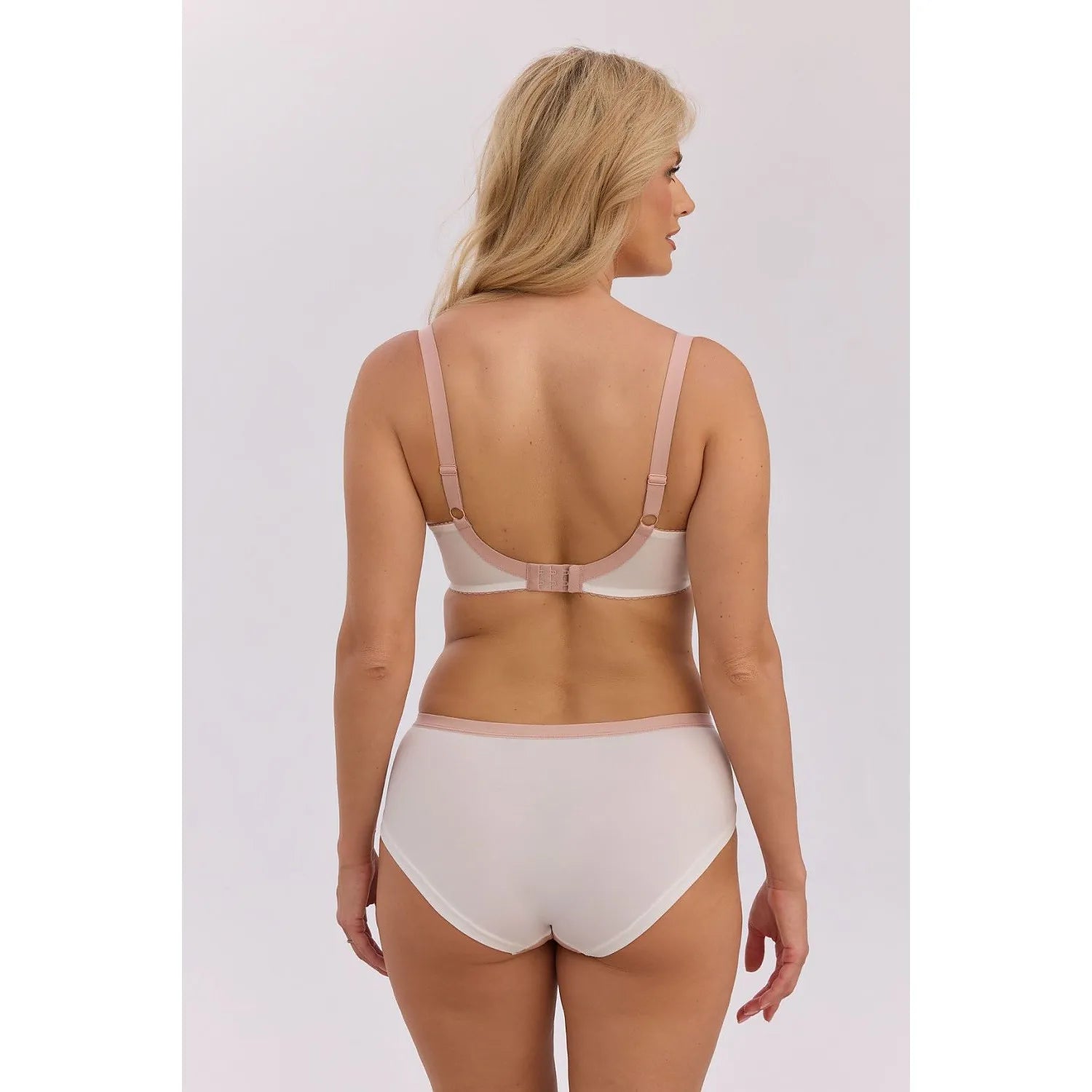 Culottes taille haute Carolina 1352P en dentelle microfibre blanche, design élégant et confortable pour usage quotidien.