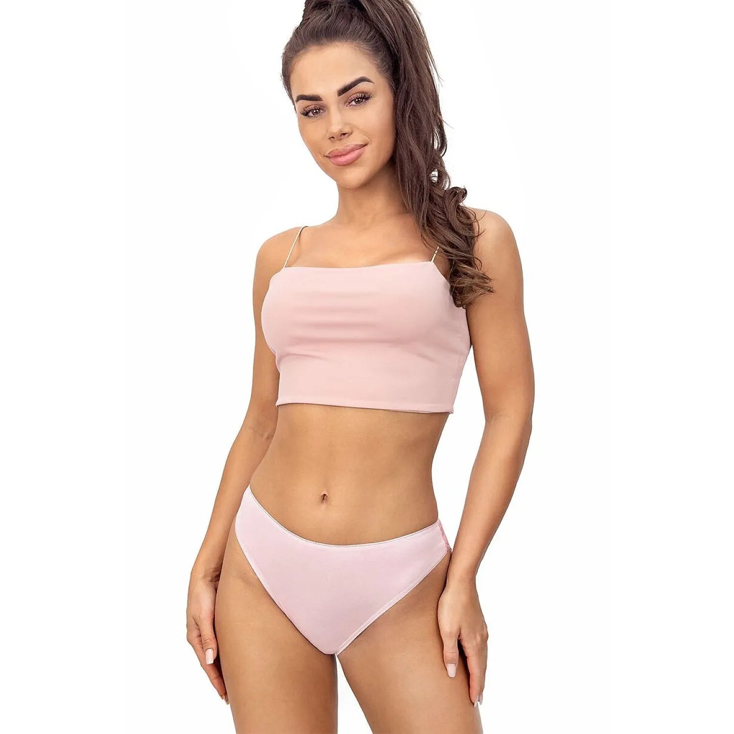 Culottes classiques roses avec dentelle, invisibles sous vêtements ajustés, confortables et élégantes pour un style féminin.