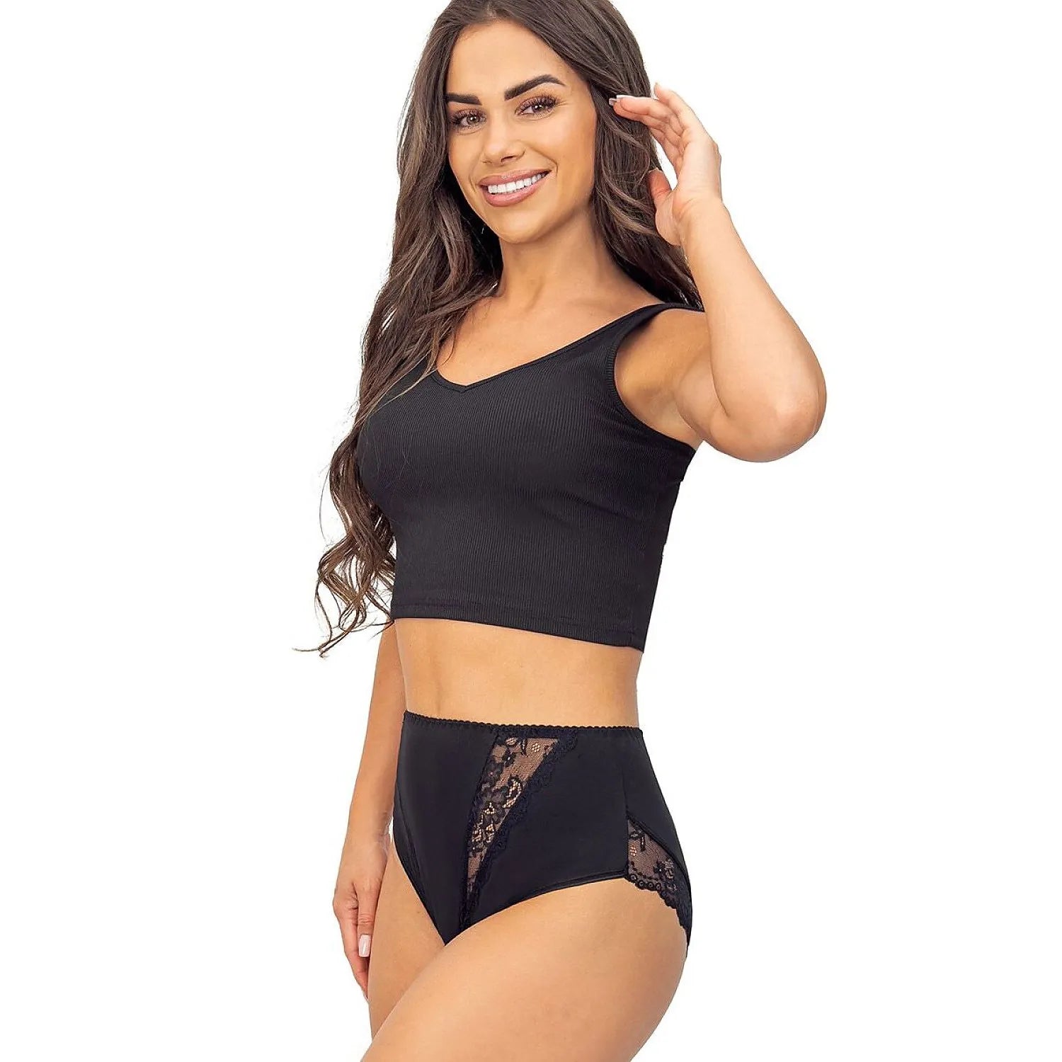 Culotte taille haute noire en coton avec dentelle subtile, devant et dos, portée par un modèle souriant.