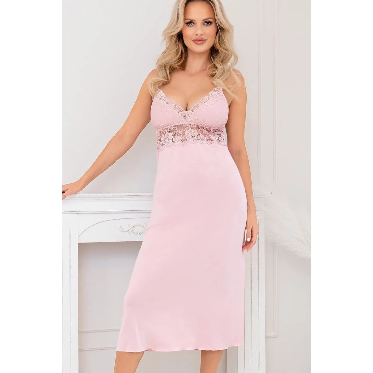 Chemise de nuit rose maxi avec dentelle délicate, bretelles fines, bonnets non renforcés, élégante et confortable.
