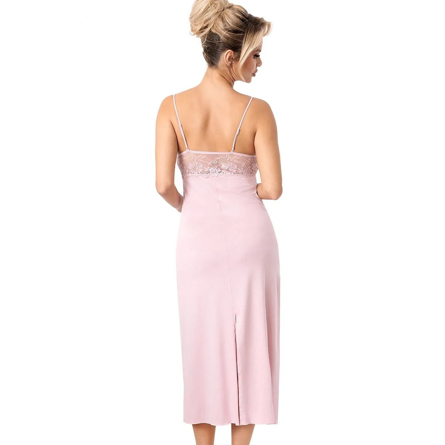 Chemise de nuit rose maxi, dentelle au dos, bretelles fines, élégance et confort pour femme, style sensuel et raffiné.