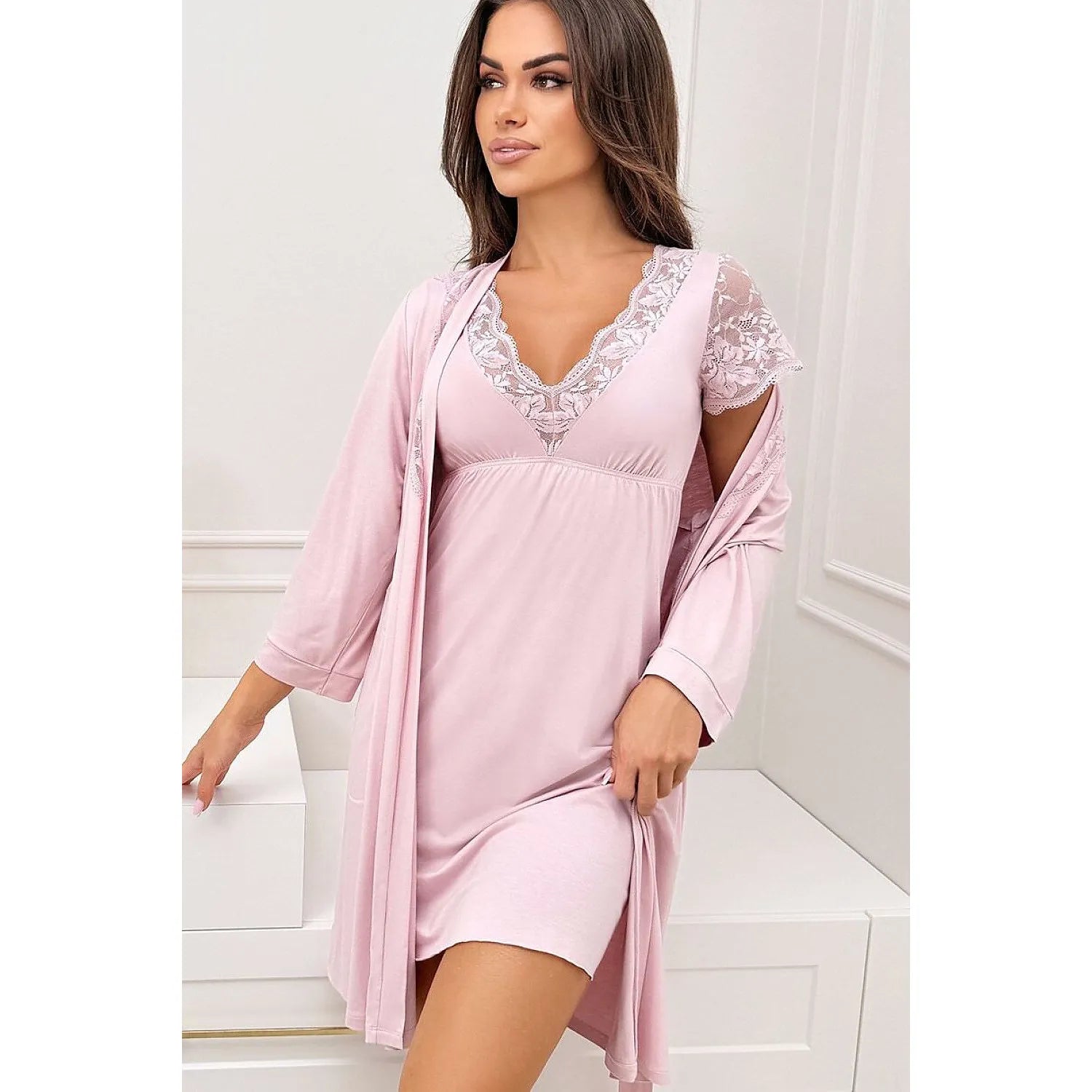 Chemise de nuit élégante en dentelle, décolleté V, coupe ample, élastique sous poitrine, confort et style féminin.
