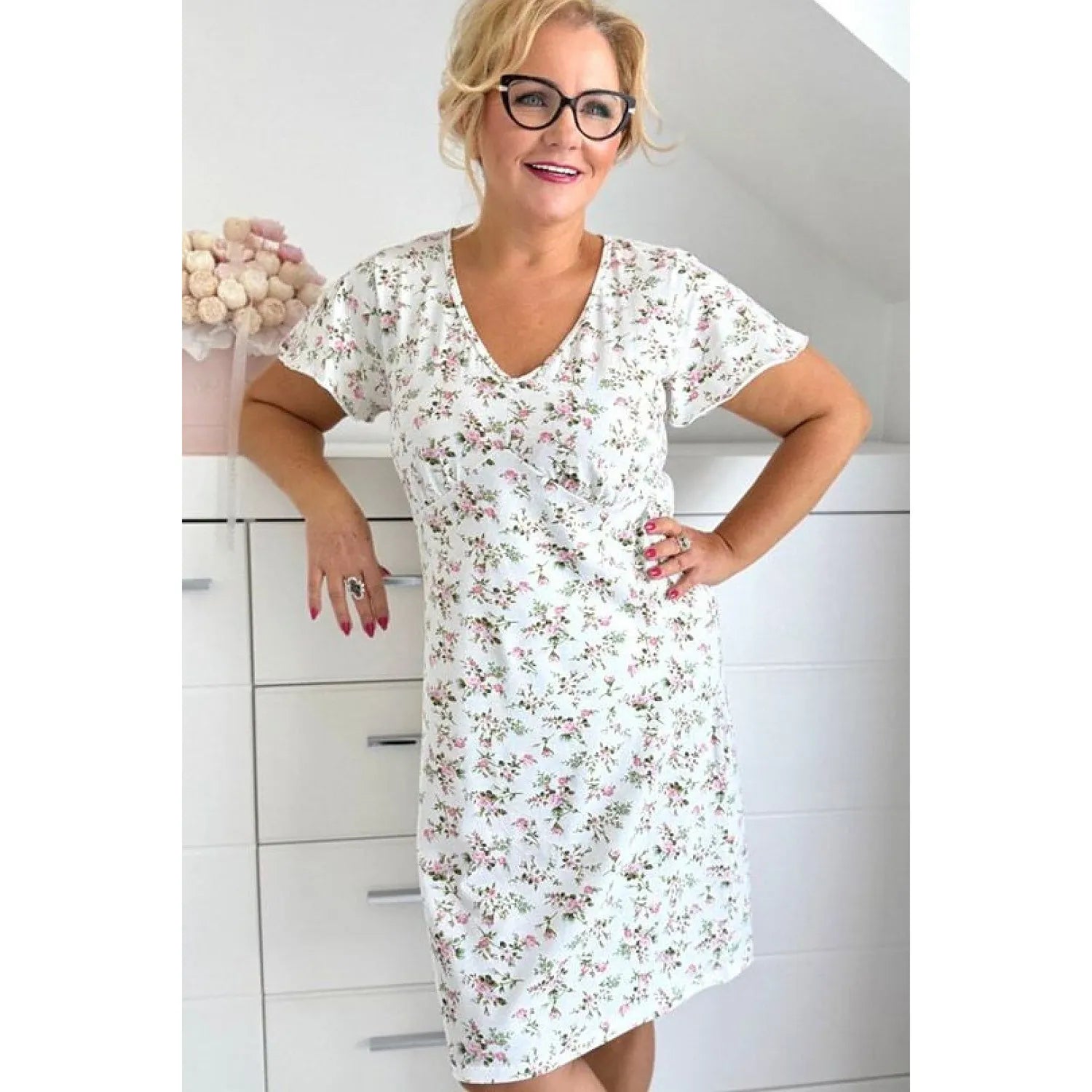 Chemise de nuit en coton blanc à motifs floraux roses, coupe ample, manches courtes, idéale pour le confort nocturne.