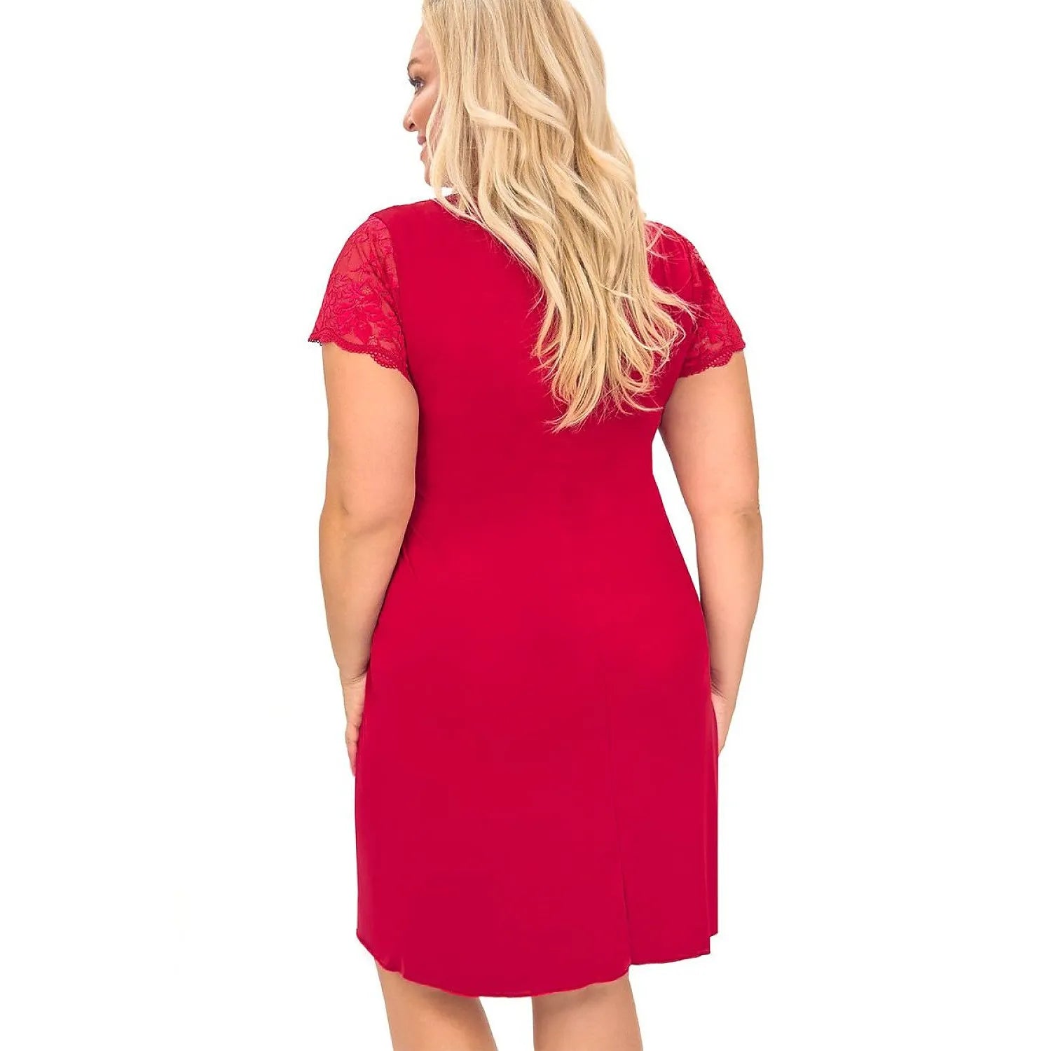 Chemise nuit rouge élégante en dentelle pour femme, manches courtes, taille plus, vue arrière, confort et féminité.