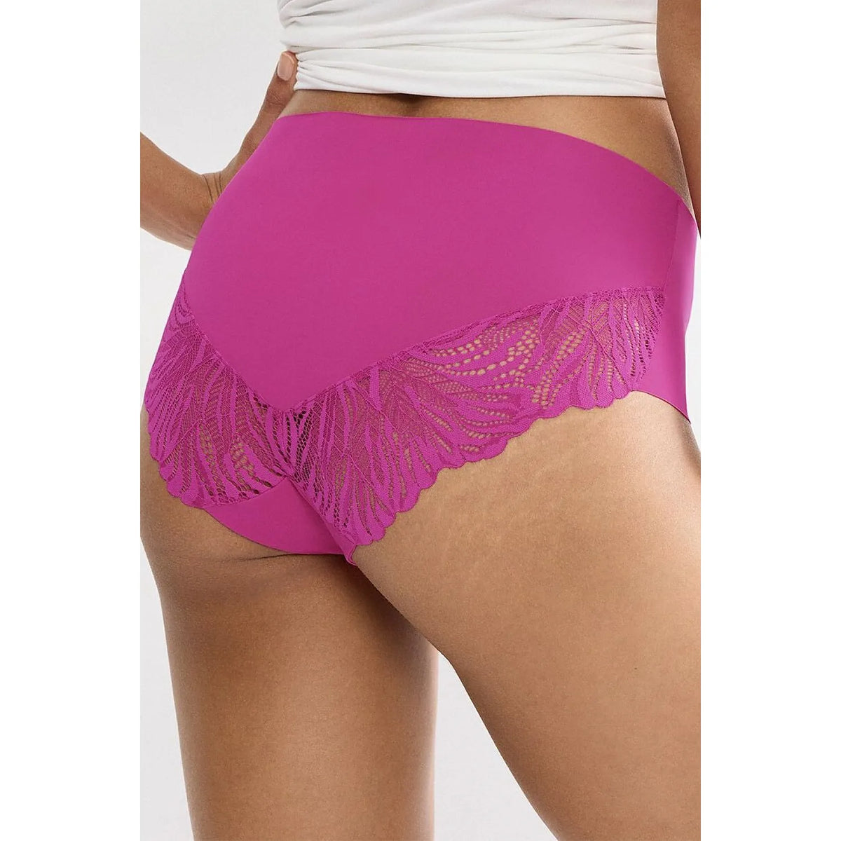 Culotte Triumph rose vif en microfibre douce, coupe maxi, finition sans couture, dentelle délicate sur les côtés.