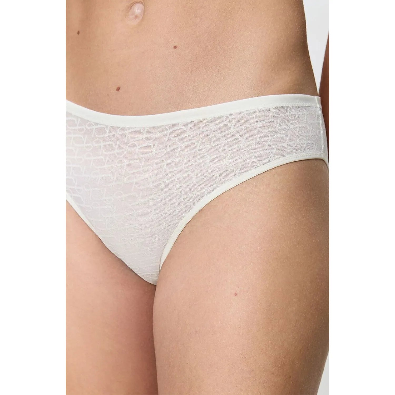 Culotte Triumph beige semi-transparente, motif délicat, coupe Tai, confort et élégance pour un style quotidien intemporel.