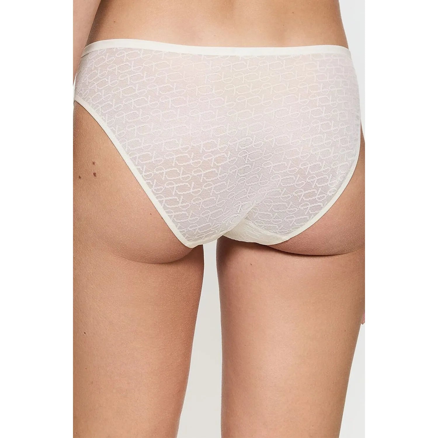 Culotte Triumph modèle 229118, blanche, semi-transparente, motif délicat, coupe tai, élégante et confortable.