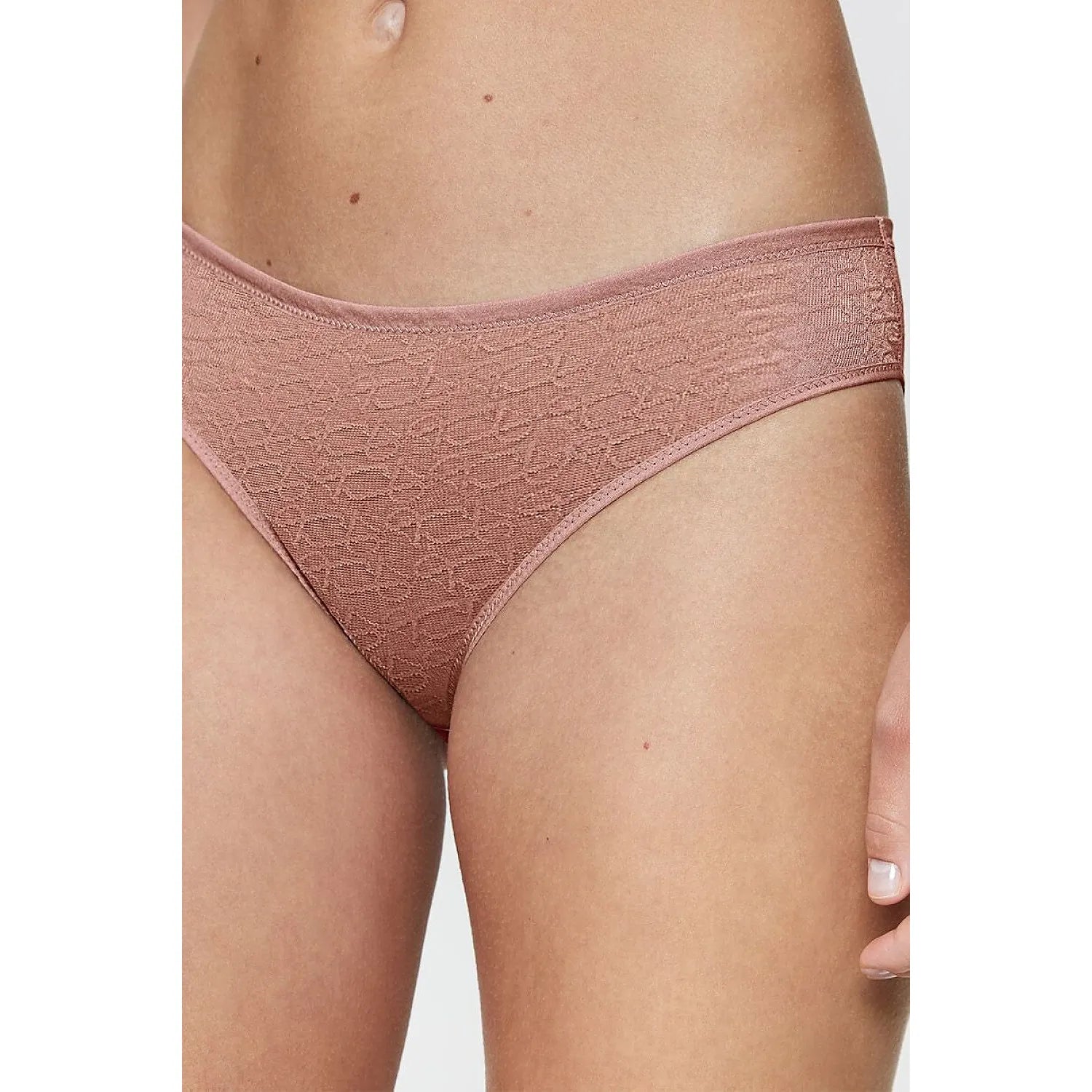 Culotte Triumph rose en dentelle semi-transparente, coupe taille moyenne, élégante et confortable pour un usage quotidien.