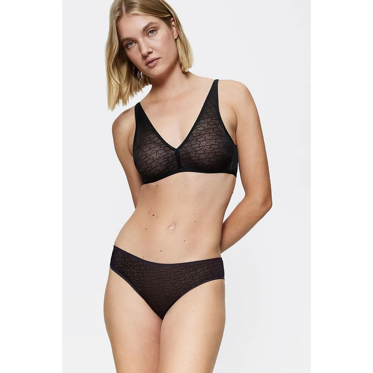 Culottes noires semi-transparentes Triumph modèle 229120 avec motif délicat, ajustement élégant et taille plate.