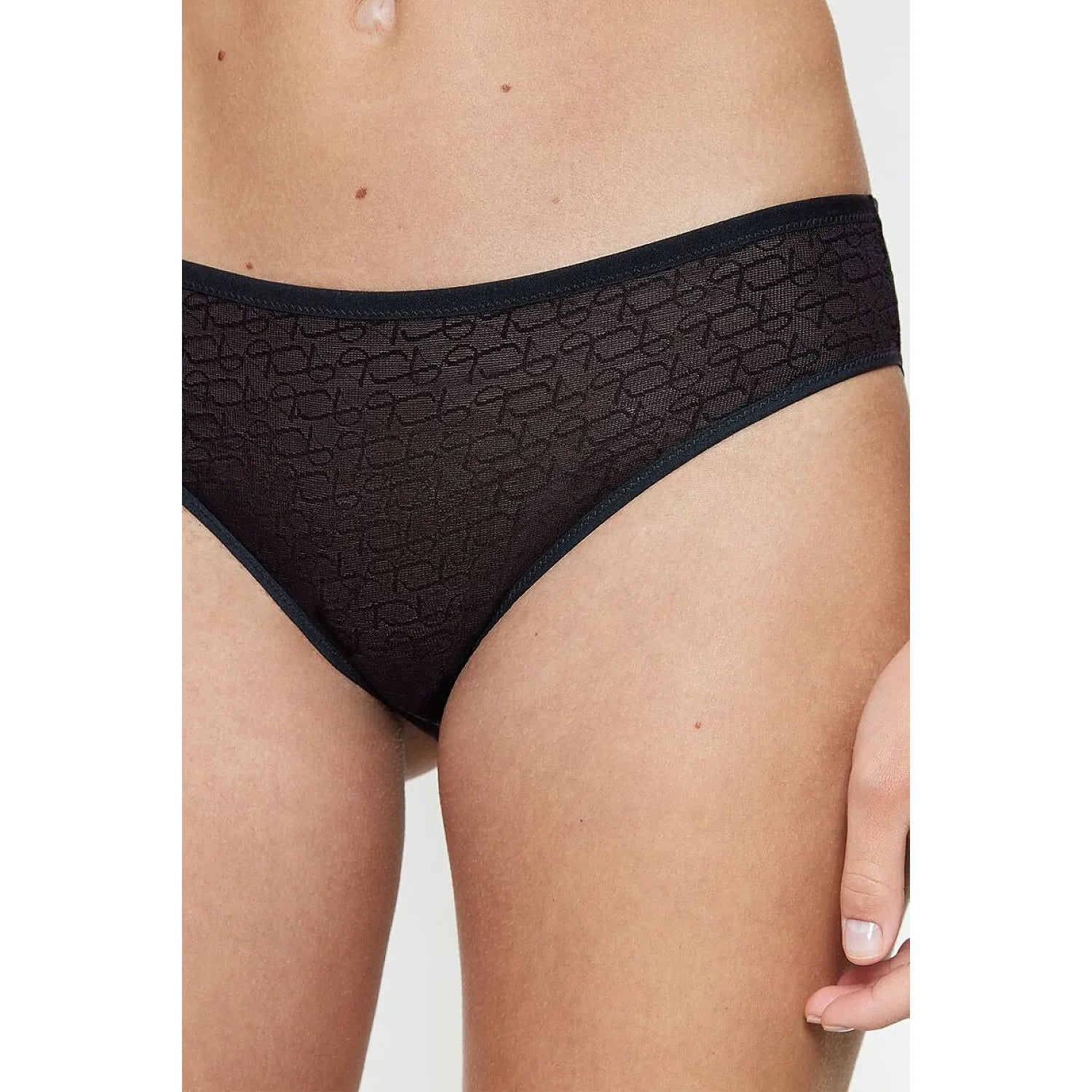 Culotte noire semi-transparente Triumph, motif délicat, taille plate, ajustement élégant et confortable pour silhouette fé...