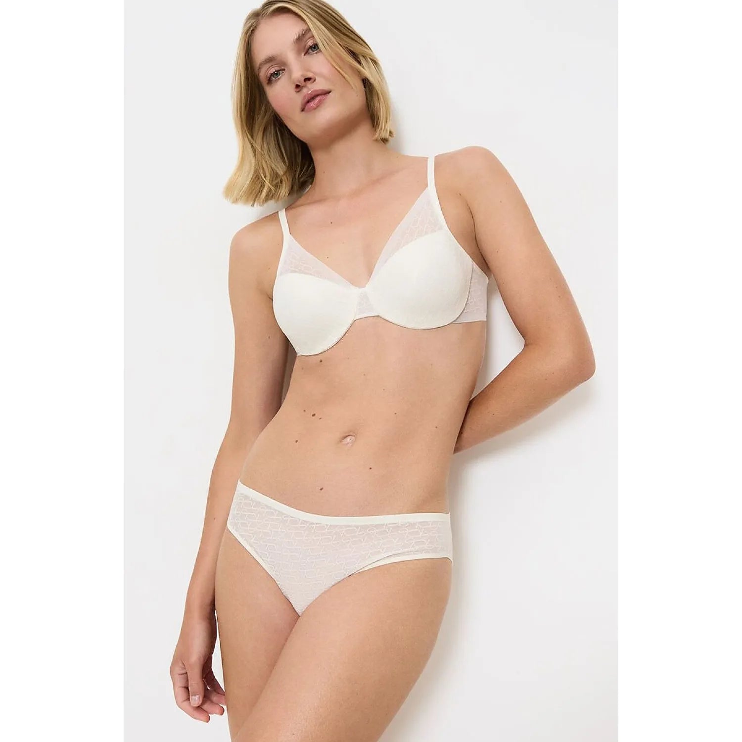 Culotte Triumph blanche semi-transparente, motif délicat, ajustement élégant, confort quotidien, style intemporel.