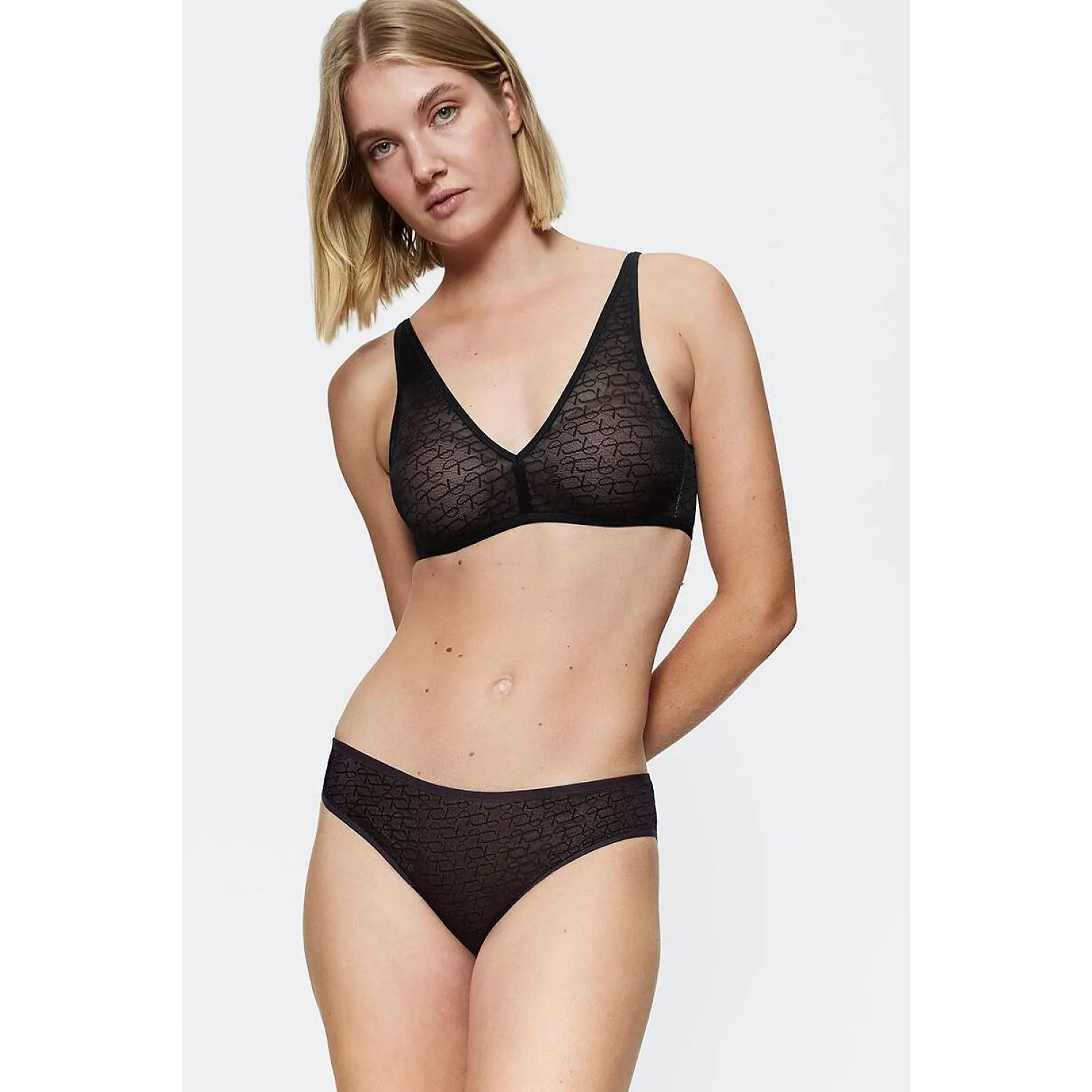 Culotte noire semi-transparente avec motif délicat, ajustement élégant, couvrance moyenne, modèle Triumph 229120.