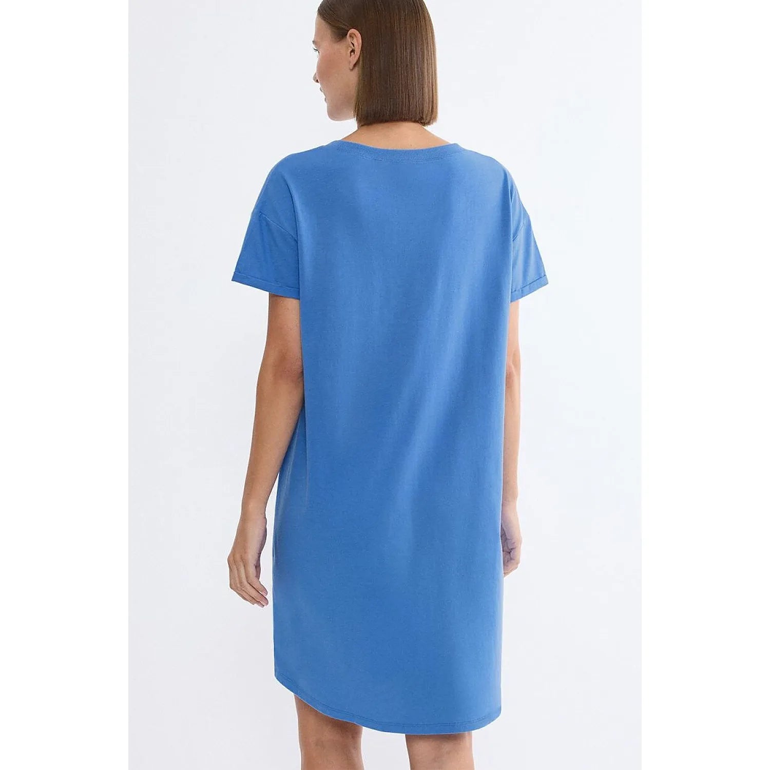Chemise de nuit bleue Triumph, manches courtes, coupe ample, épaules tombantes, tissu côtelé doux pour confort nocturne.