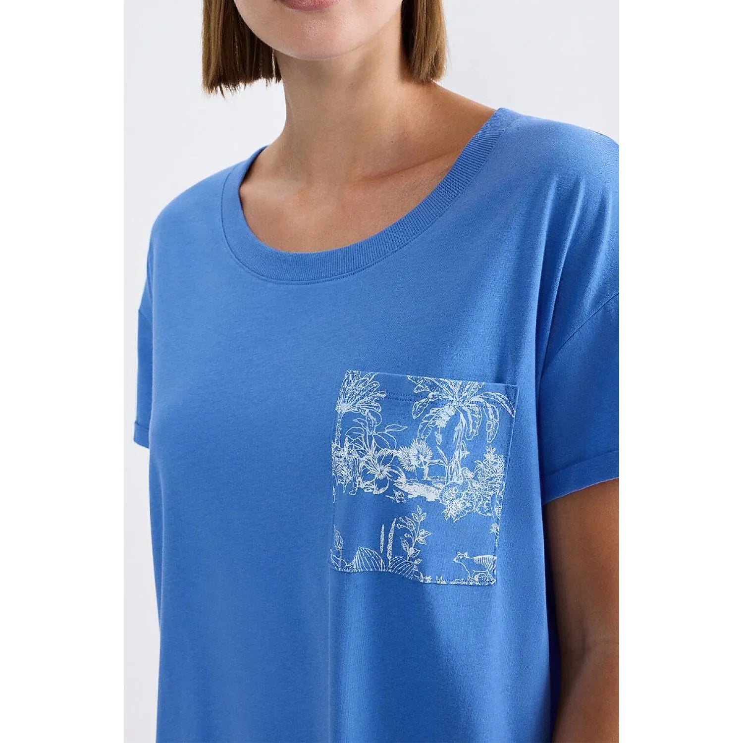 Chemise de nuit bleue Triumph à manches courtes, poche imprimée, tissu côtelé doux, coupe ample et épaules tombantes.