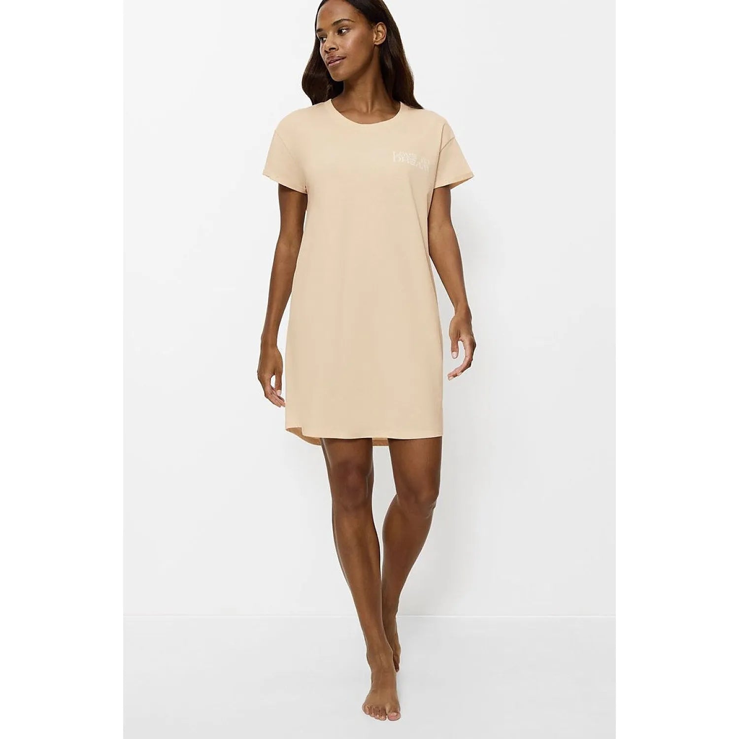 Chemise de nuit beige Triumph, manches courtes, coupe ample, tissu doux et respirant, élégance simple et confortable.