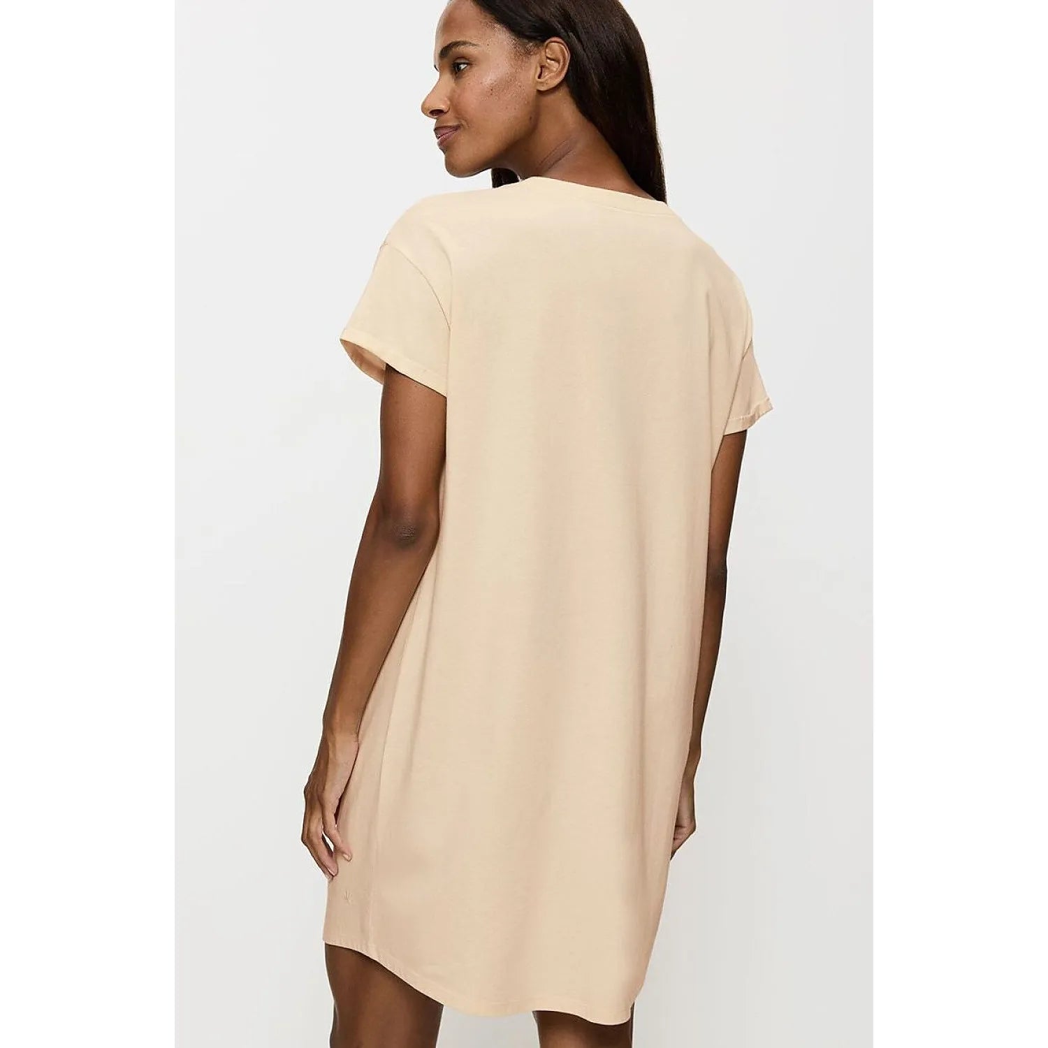 Chemise de nuit beige Triumph, manches courtes, coupe ample, tissu doux et respirant pour confort nocturne optimal.