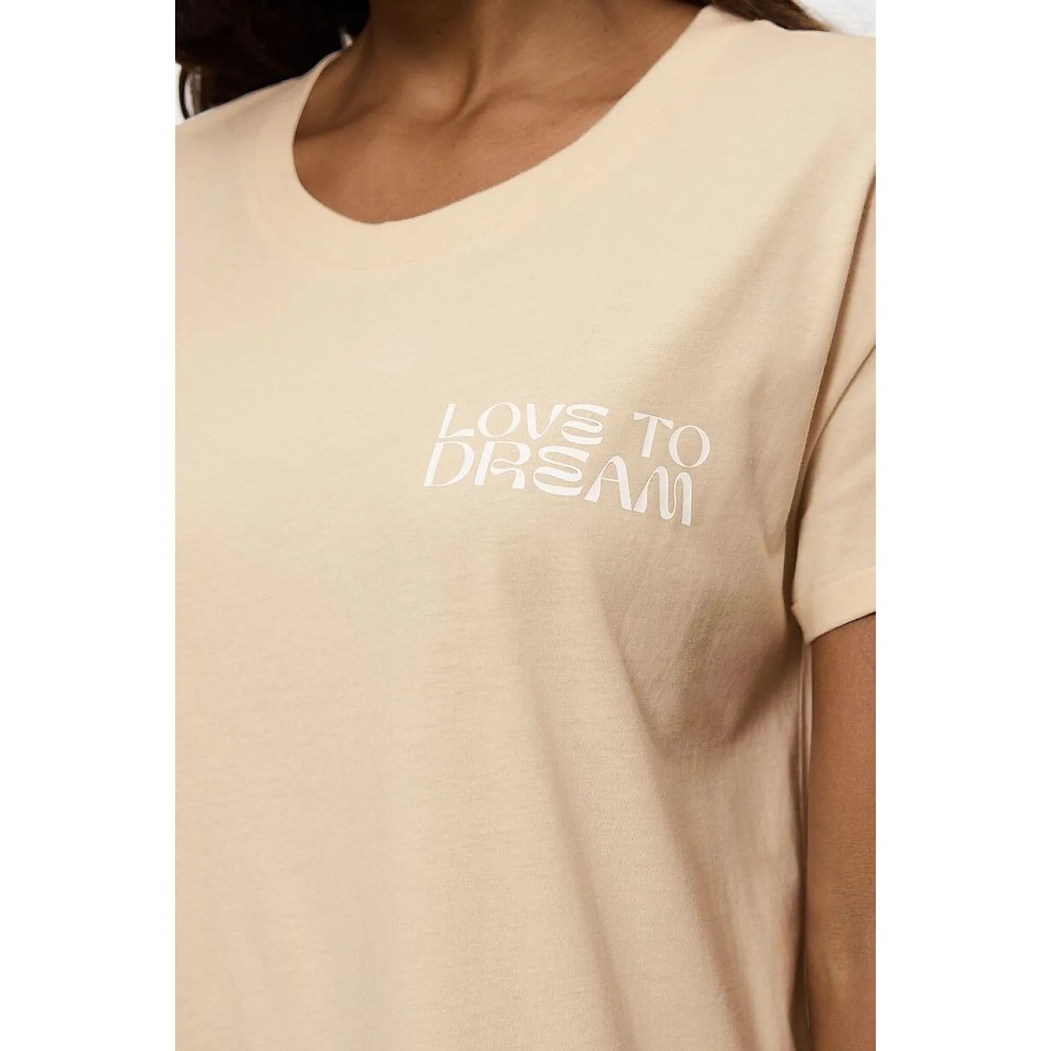 Chemise de nuit beige Triumph, manches courtes, col rond, inscription Love to Dream, tissu doux et respirant.
